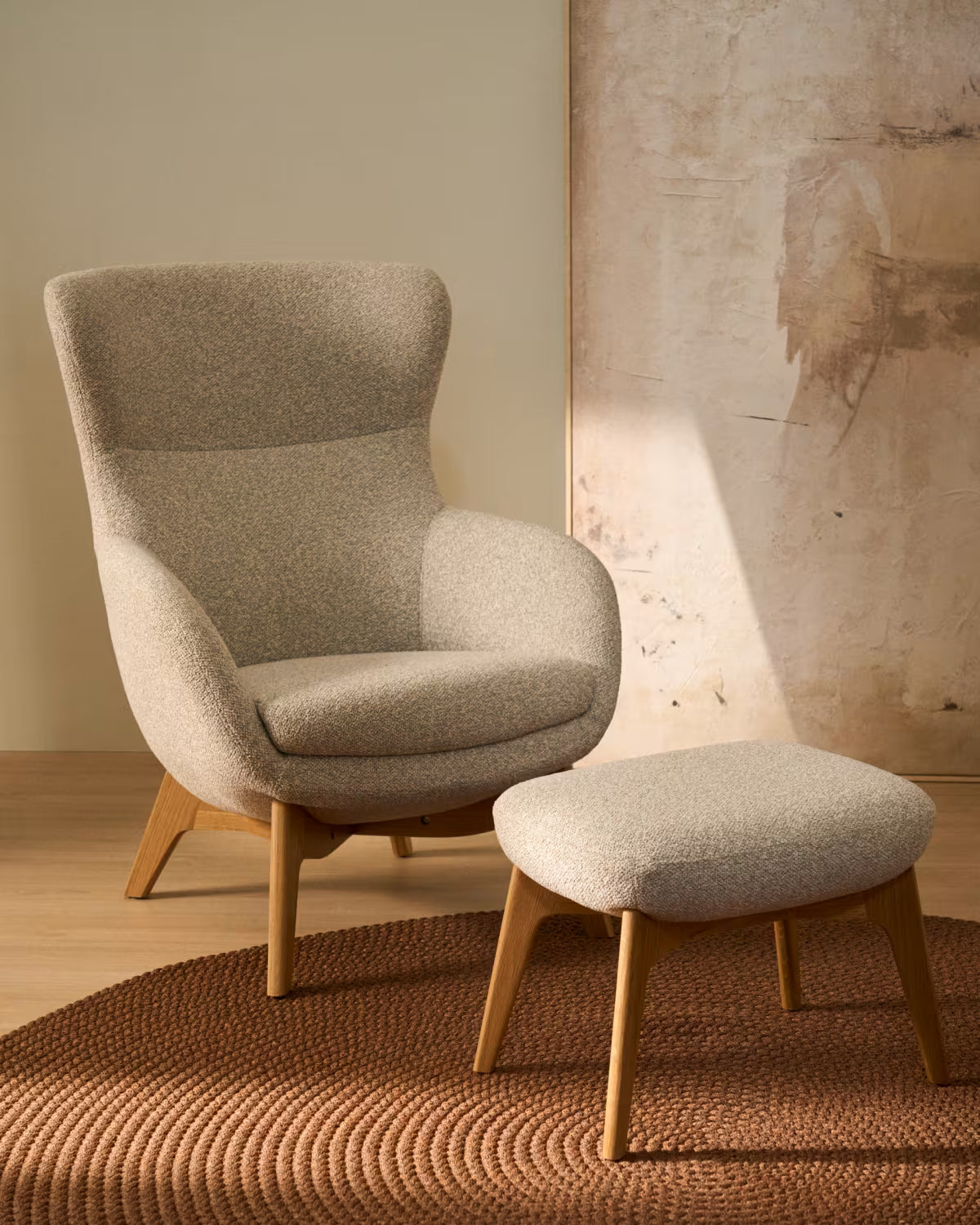 Fauteuil ADIRAN lichtbeige chenille met een donkere eiken basis