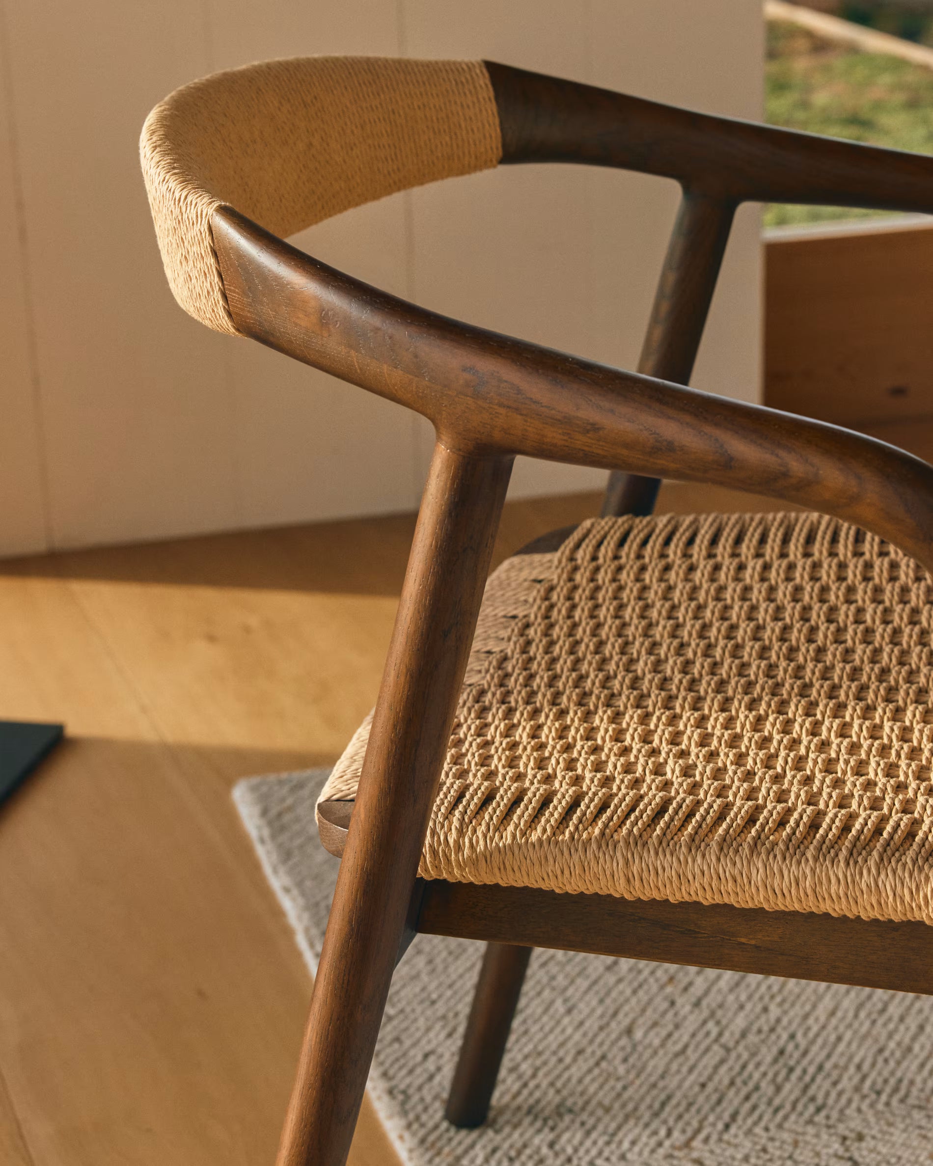 Stoel DERILE beige met een donkere houten basis