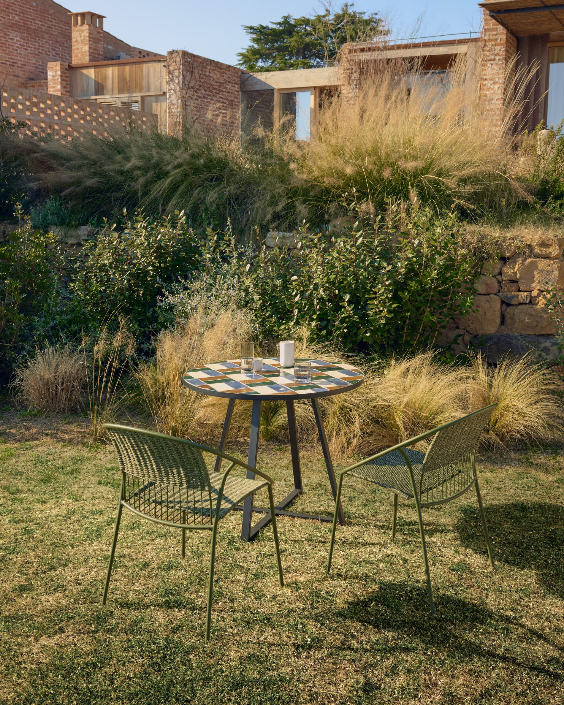 Tuin tafel TELLA in meerdere kleuren met een grafieten basis