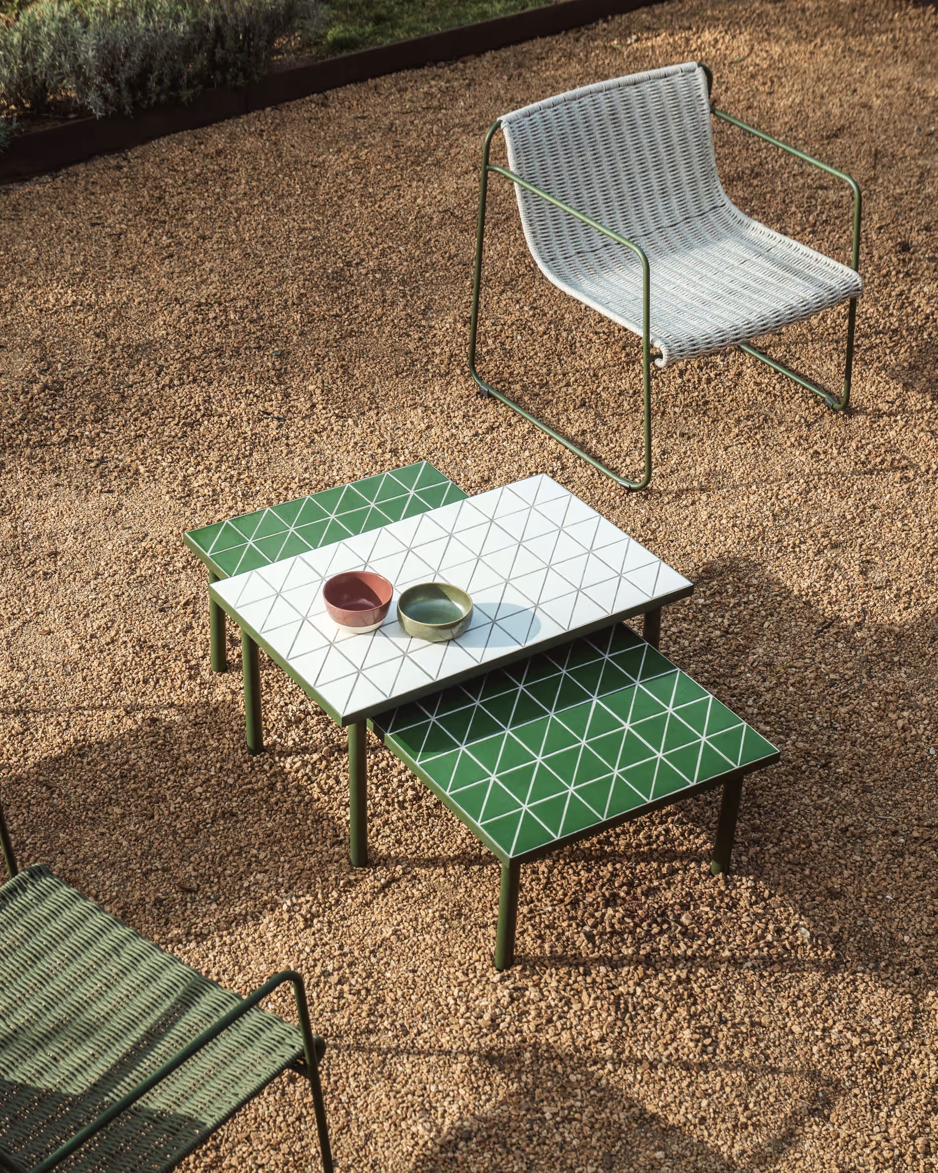 Kaffeetisch für den Garten MAURINA ecru mit grüner Basis