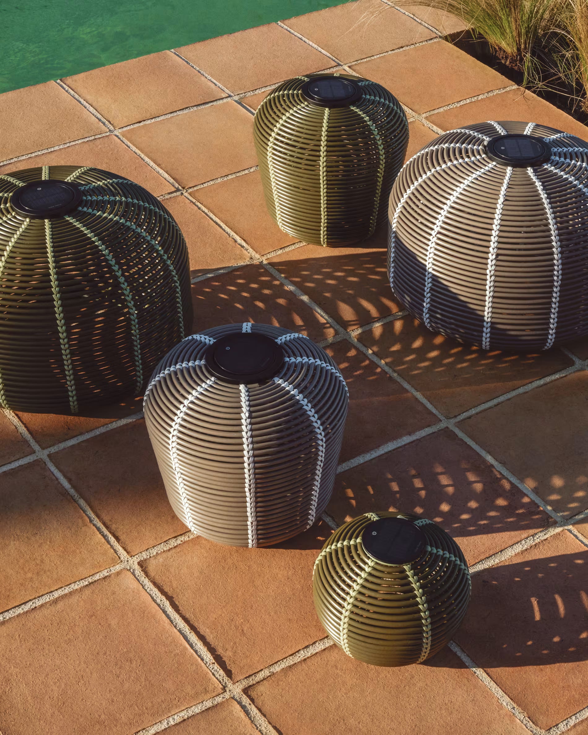 Lampa ogrodowa solarna GAROINA zielony syntetyczny rattan – Kave Home