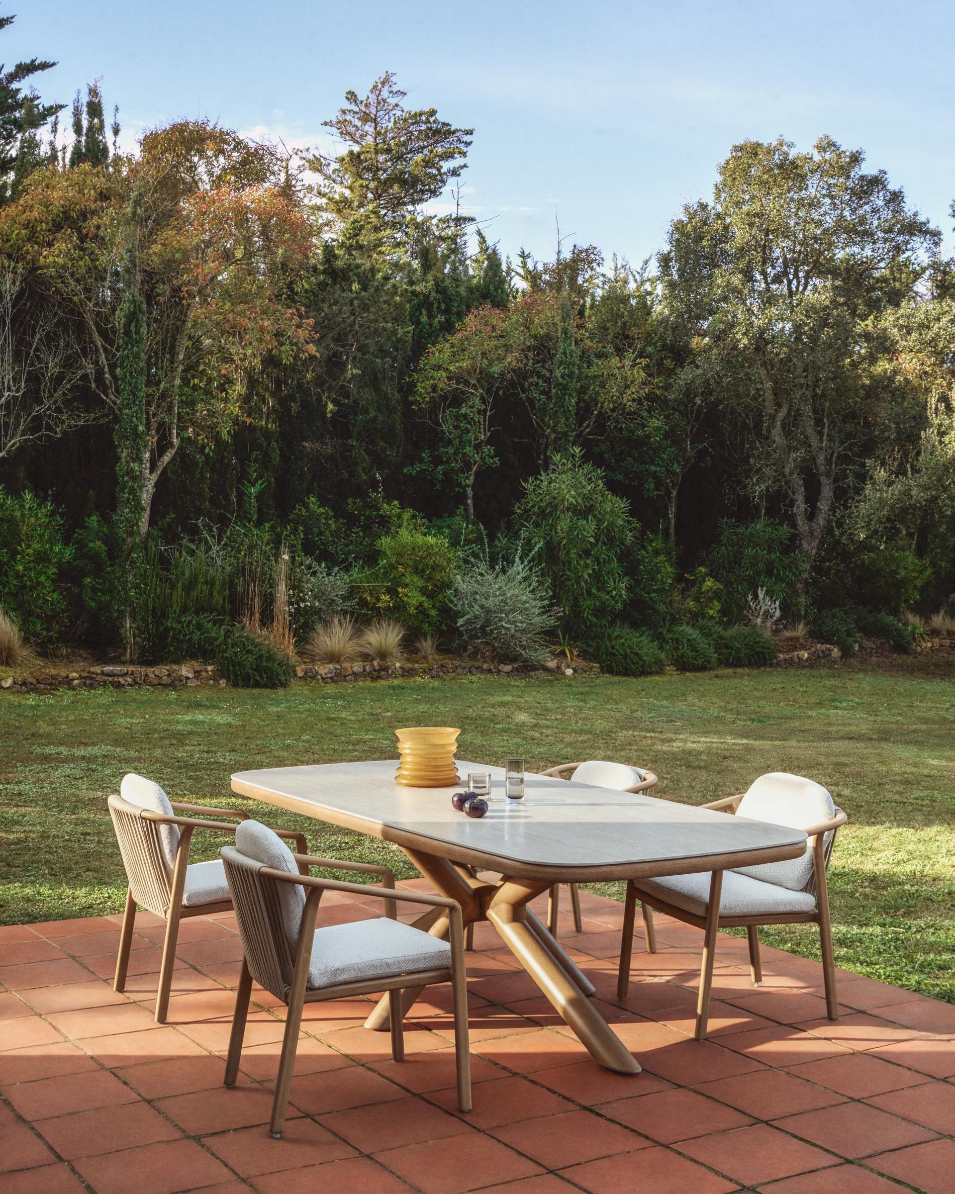 Tuinstoel SIRTE ecru met een afwerking die hout imiteert