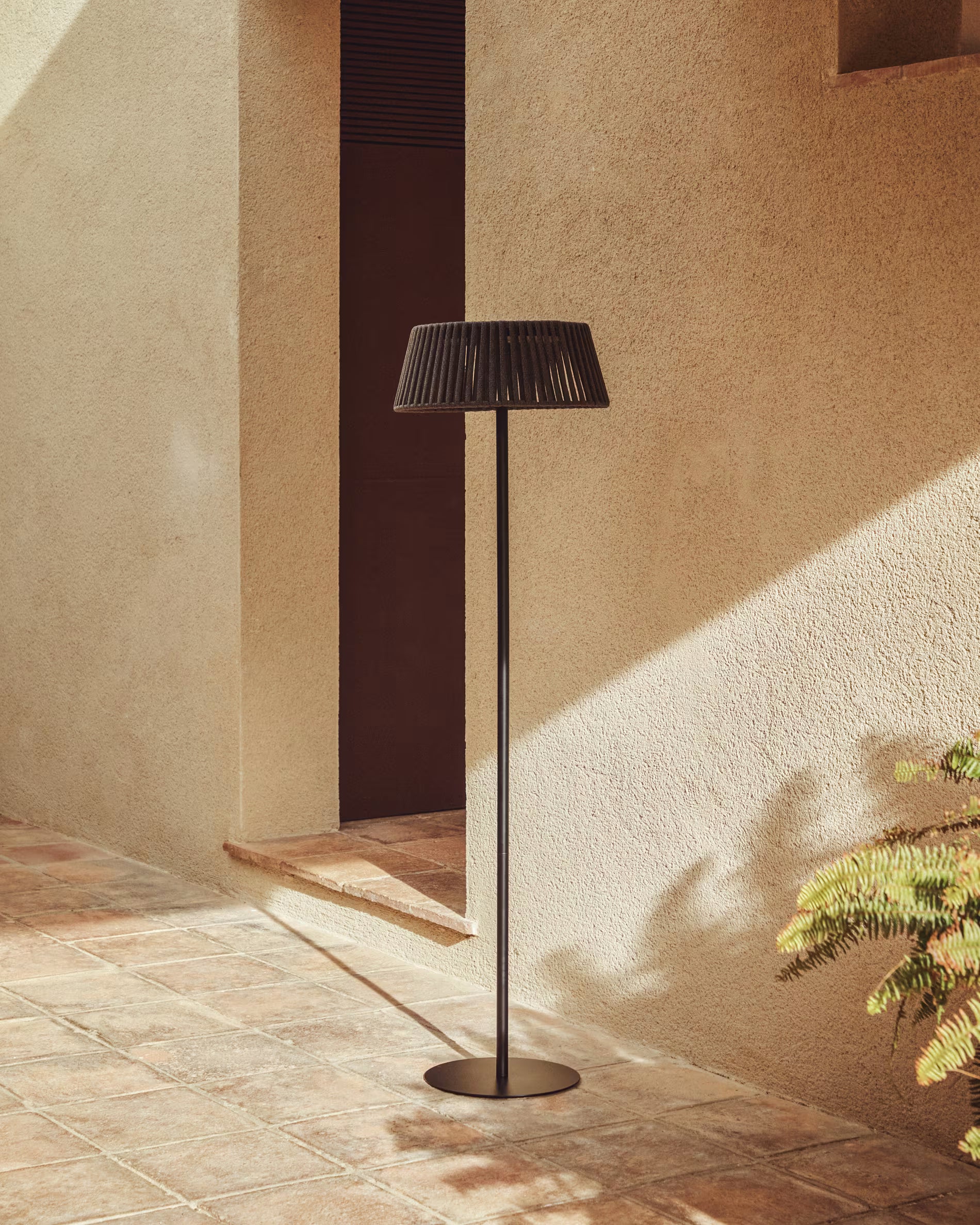 Zwarte ALDET zonne-energie vloerlamp voor de tuin