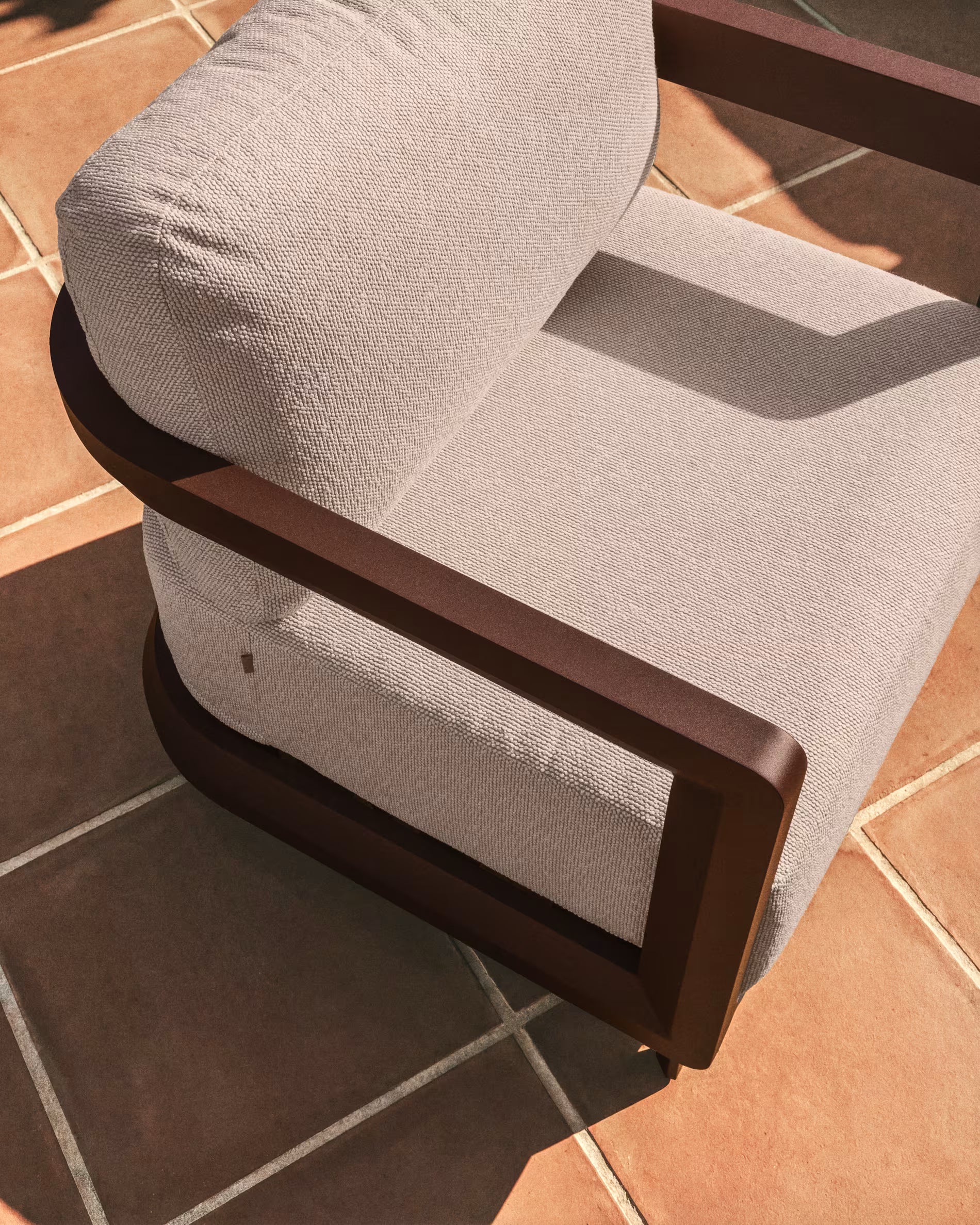 Tuinfauteuil NERANO beige met een bruine basis
