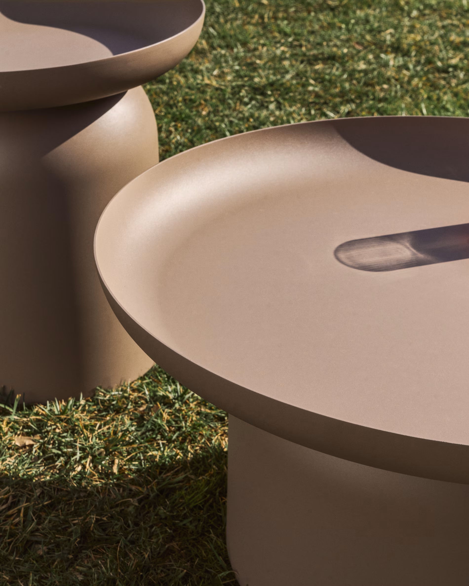 Stolik kawowy ogrodowy ARCOLA taupe – Kave Home