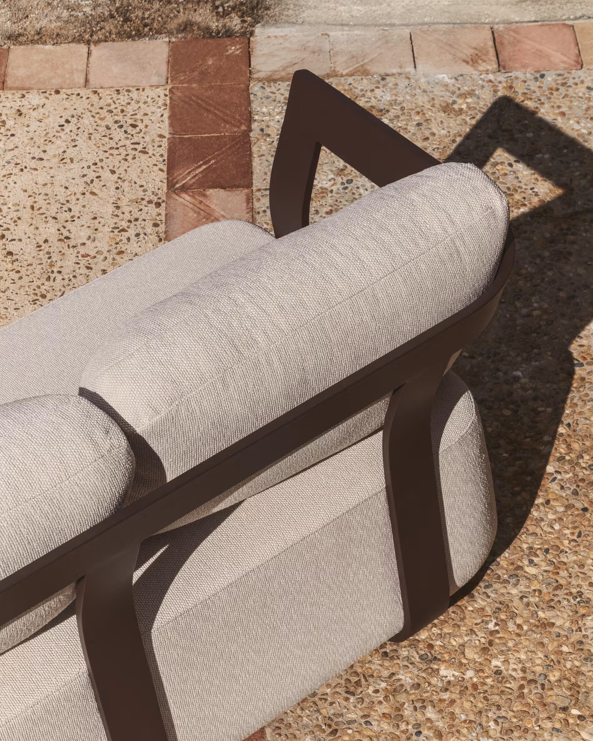 Sofa ogrodowa 3-osobowa TAMARIS ecru z brązową podstawą – Kave Home