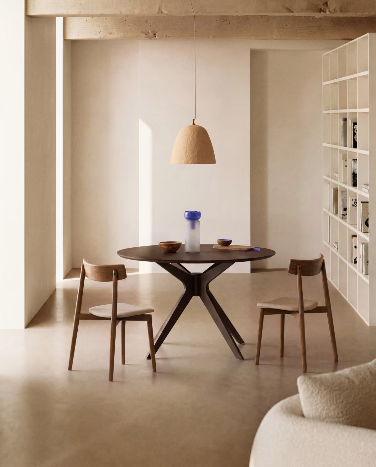 Stoel EVERA in beige chenille met een donkere gefineerde eiken basis.
