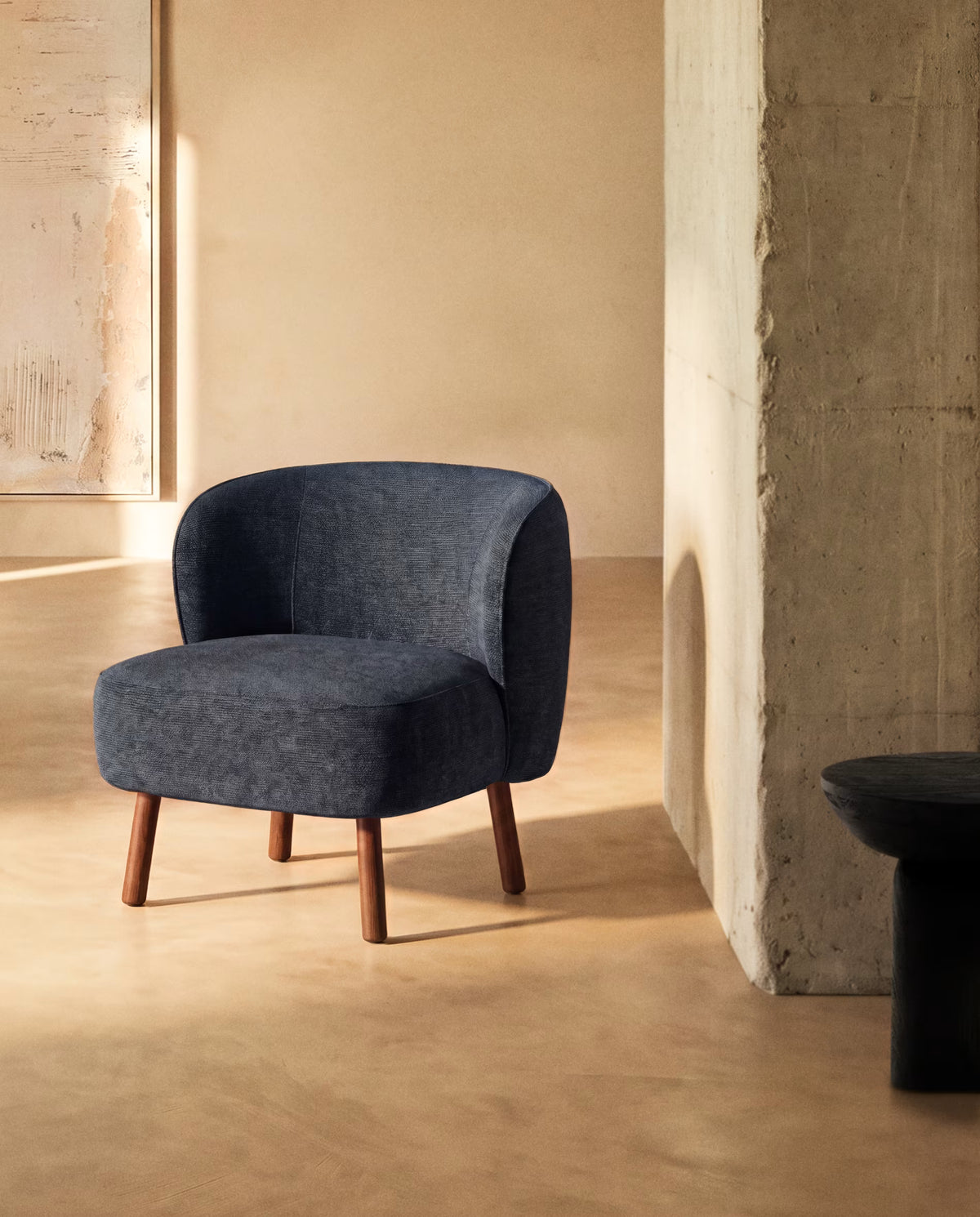 Fotel ULIT in blauwgrijs chenille met een donkere essen basis
