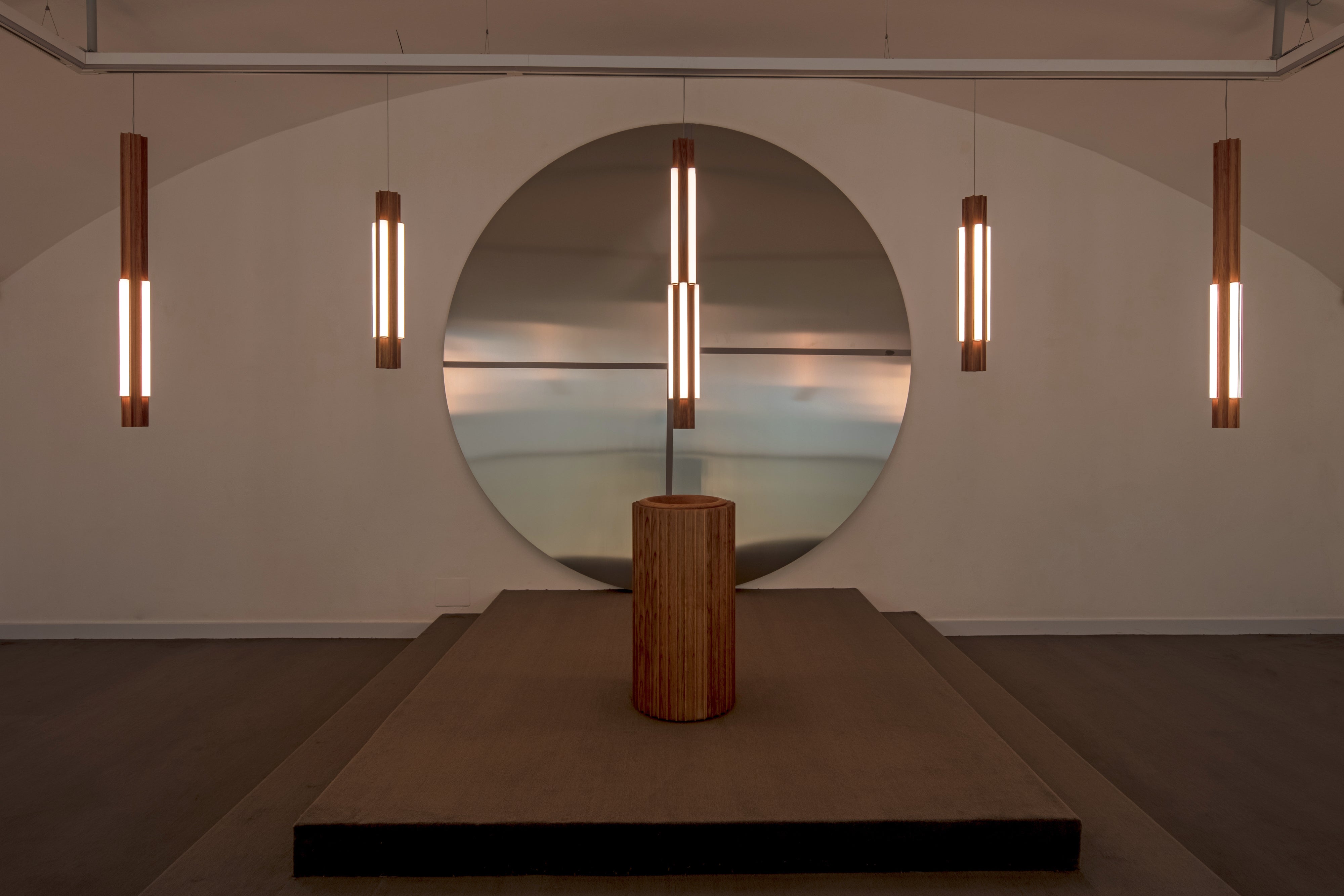Wandlamp ALTAR van eikenhout met messing afwerking