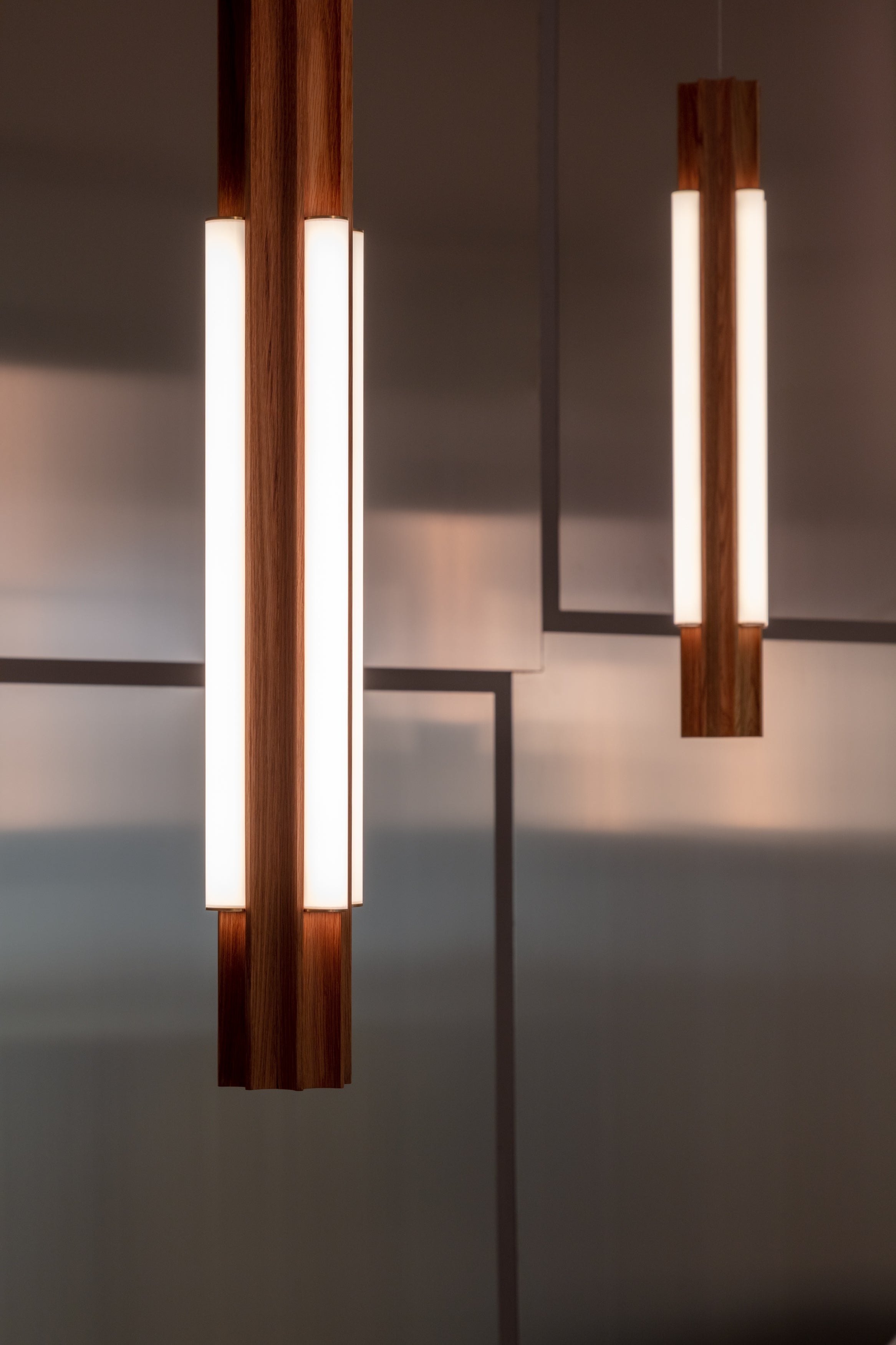 Wandlamp ALTAR van eikenhout met messing afwerking