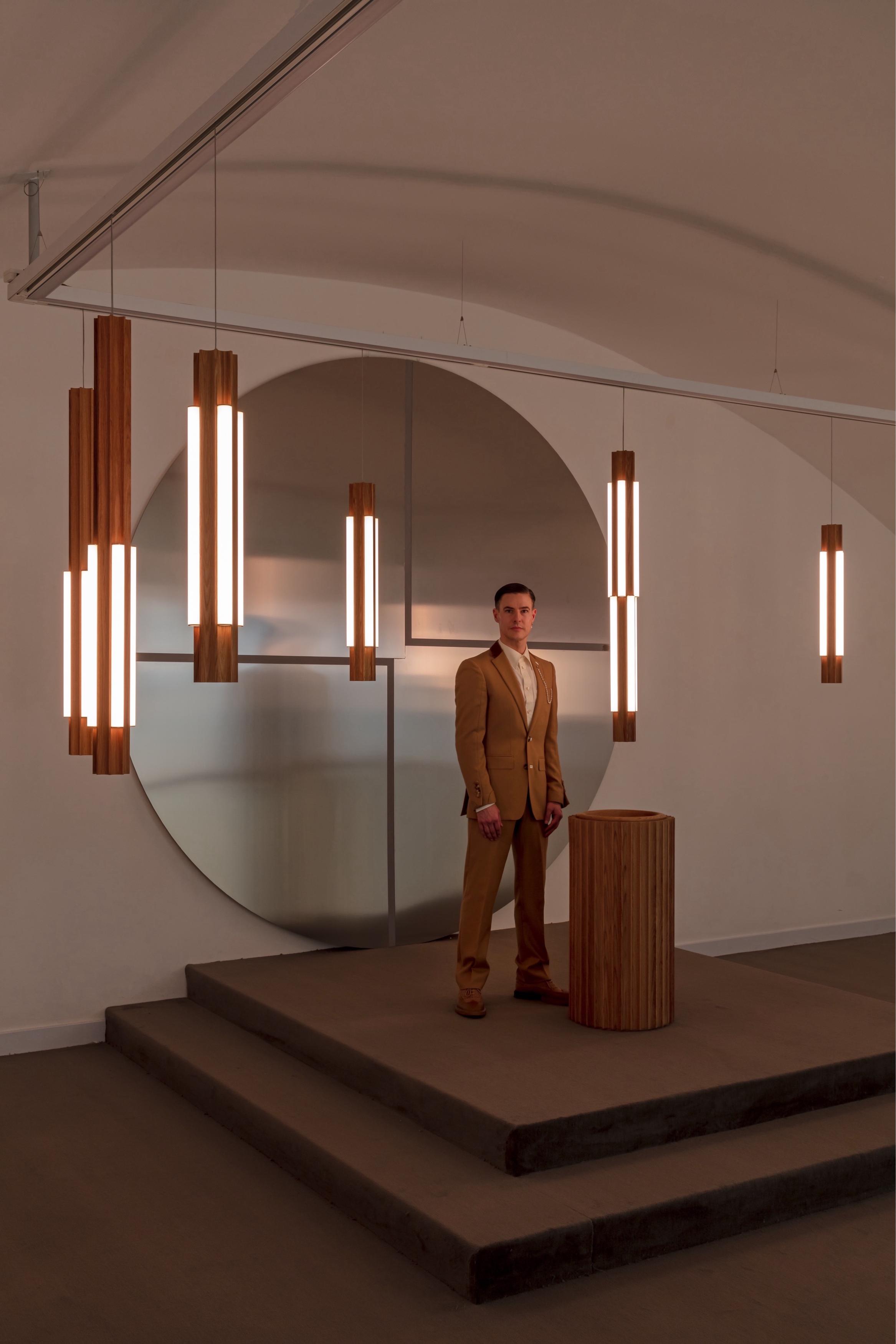 Wandlamp ALTAR van eikenhout met messing afwerking