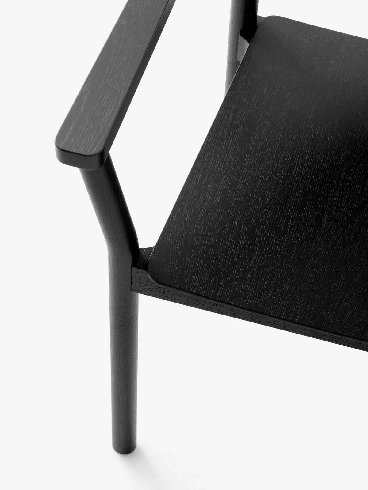 BETTY TK10 fauteuil met armleuningen zwart gelakt essen