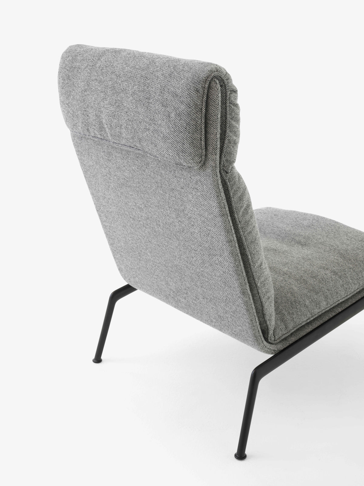 Fauteuil MUNO LN16 gestoffeerd met een zwarte basis