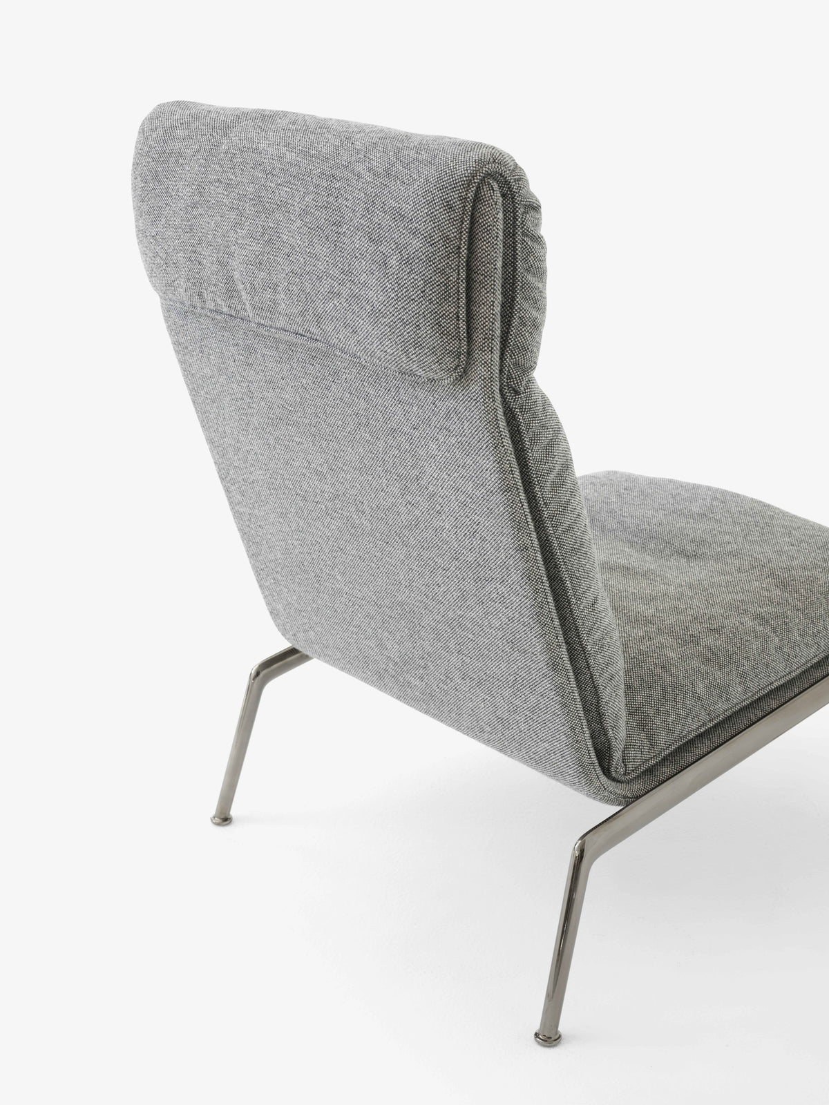 Fauteuil MUNO LN16 gestoffeerd met een donkere aluminium basis