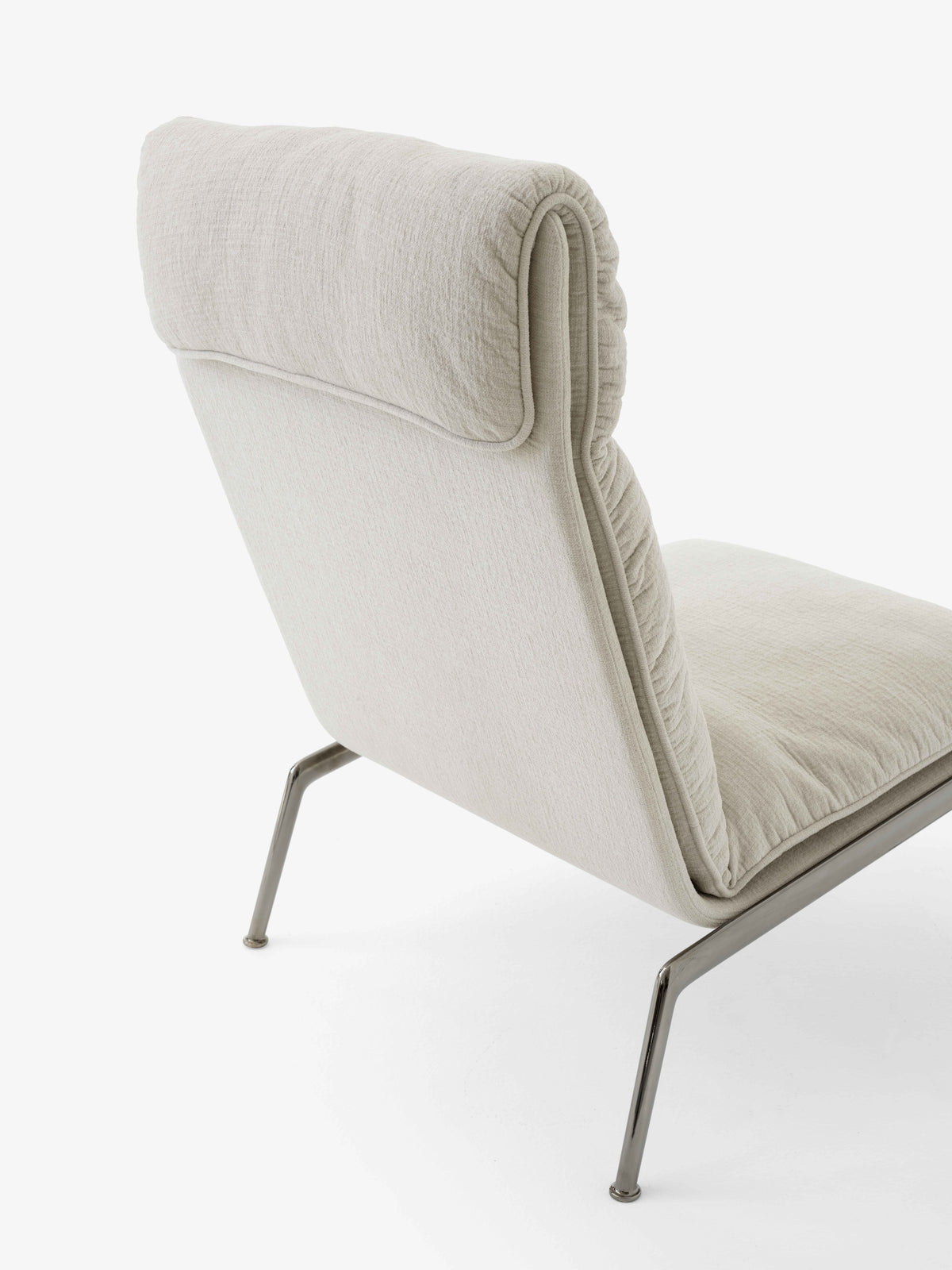 Fauteuil MUNO LN16 gestoffeerd met een donkere aluminium basis