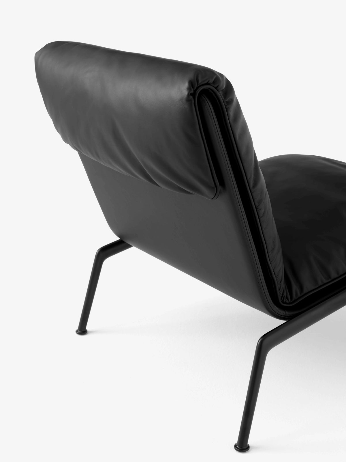 Fauteuil MUNO LN18 gestoffeerd met een zwarte basis