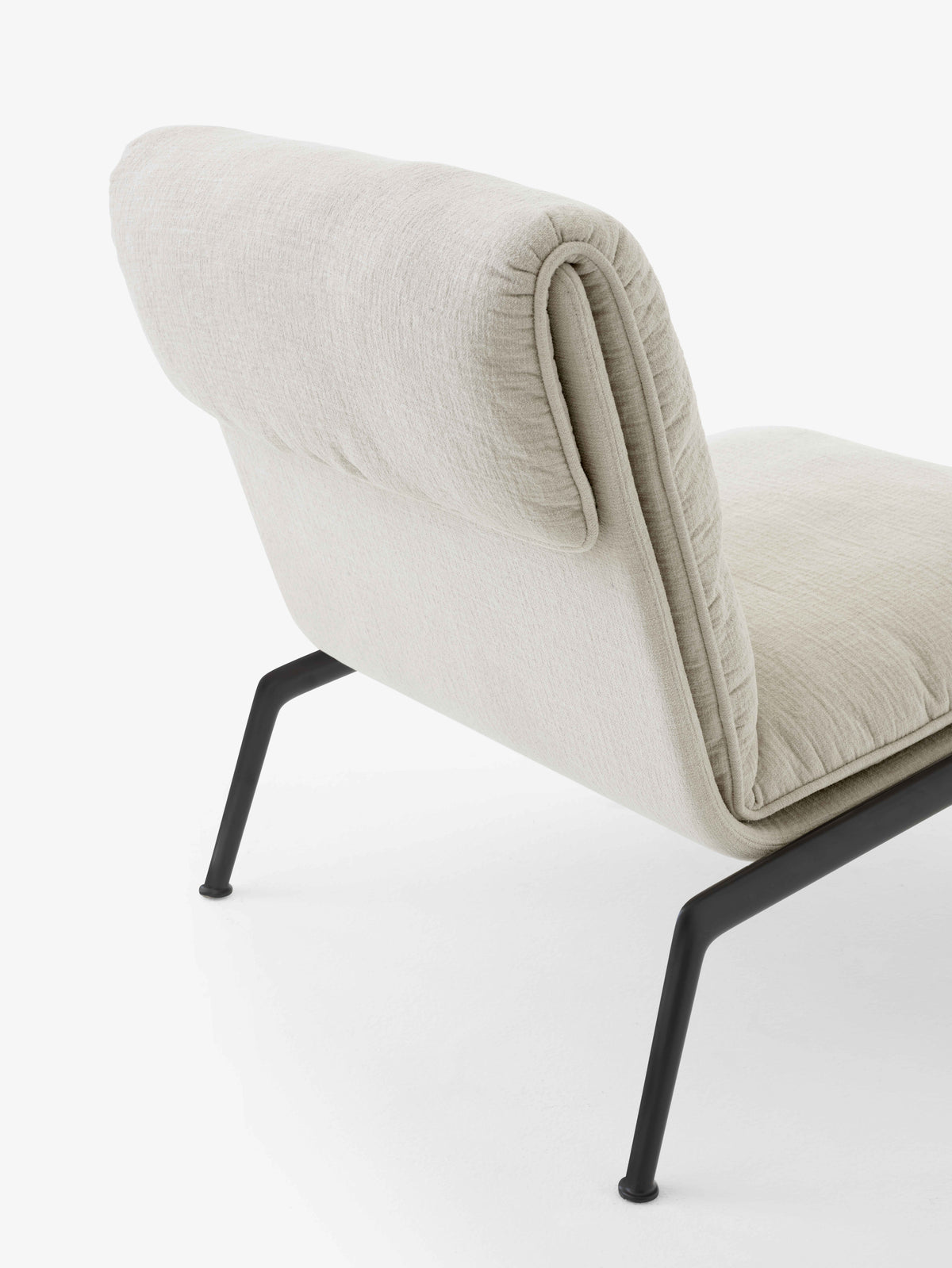 Fauteuil MUNO LN18 gestoffeerd met een zwarte basis