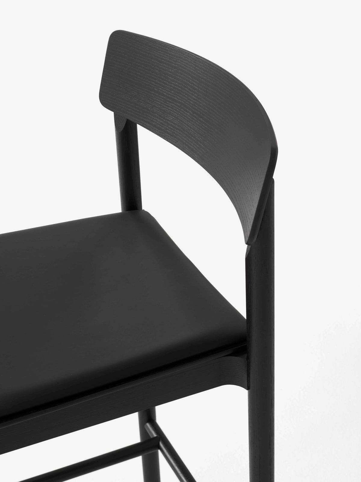 Hocker BETTY zwart gelakt esdoorn met een gestofferde zitting