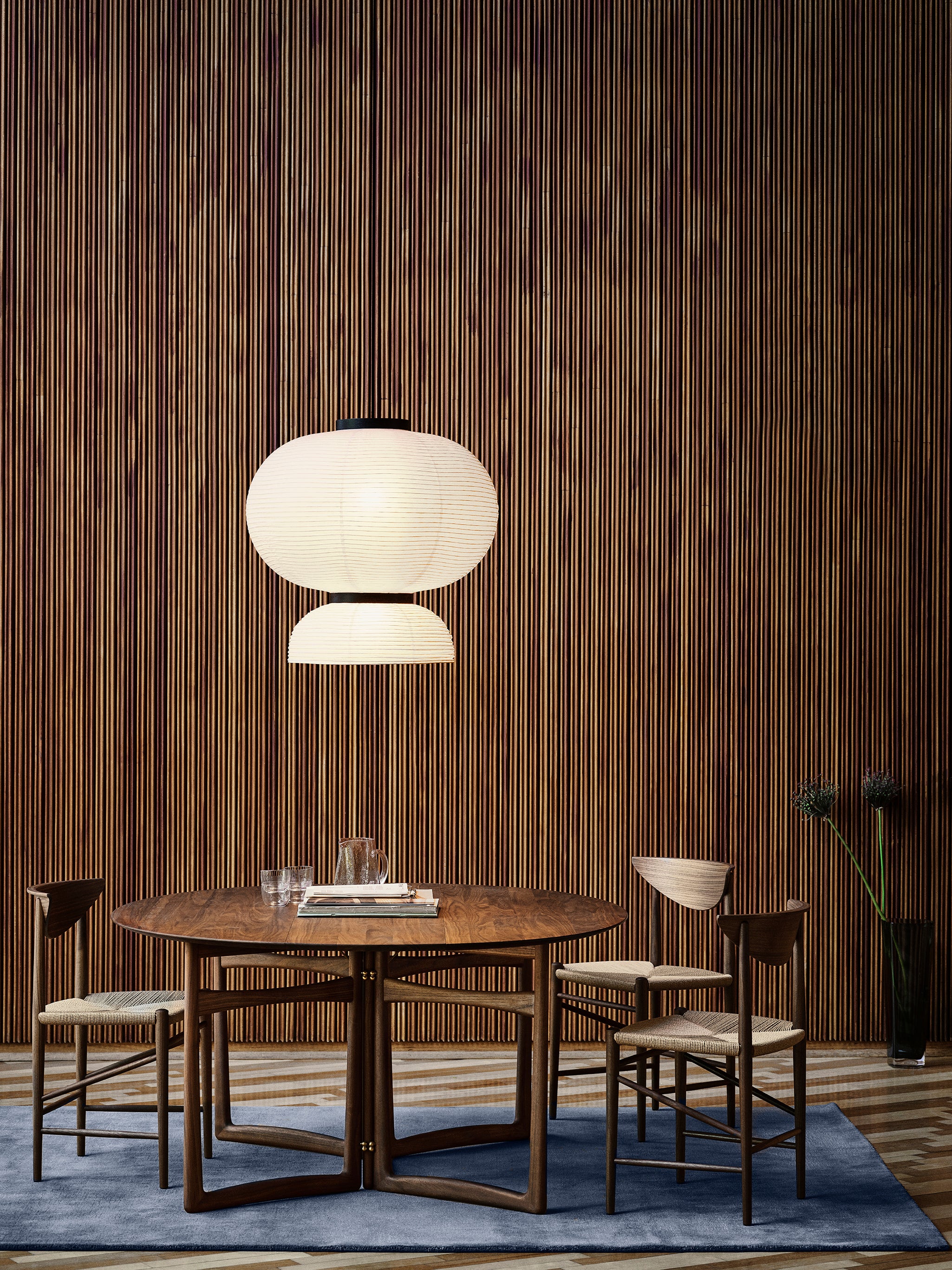Hanglamp FORMAKAMI JH5 met witte papieren kap en zwart eiken afwerking