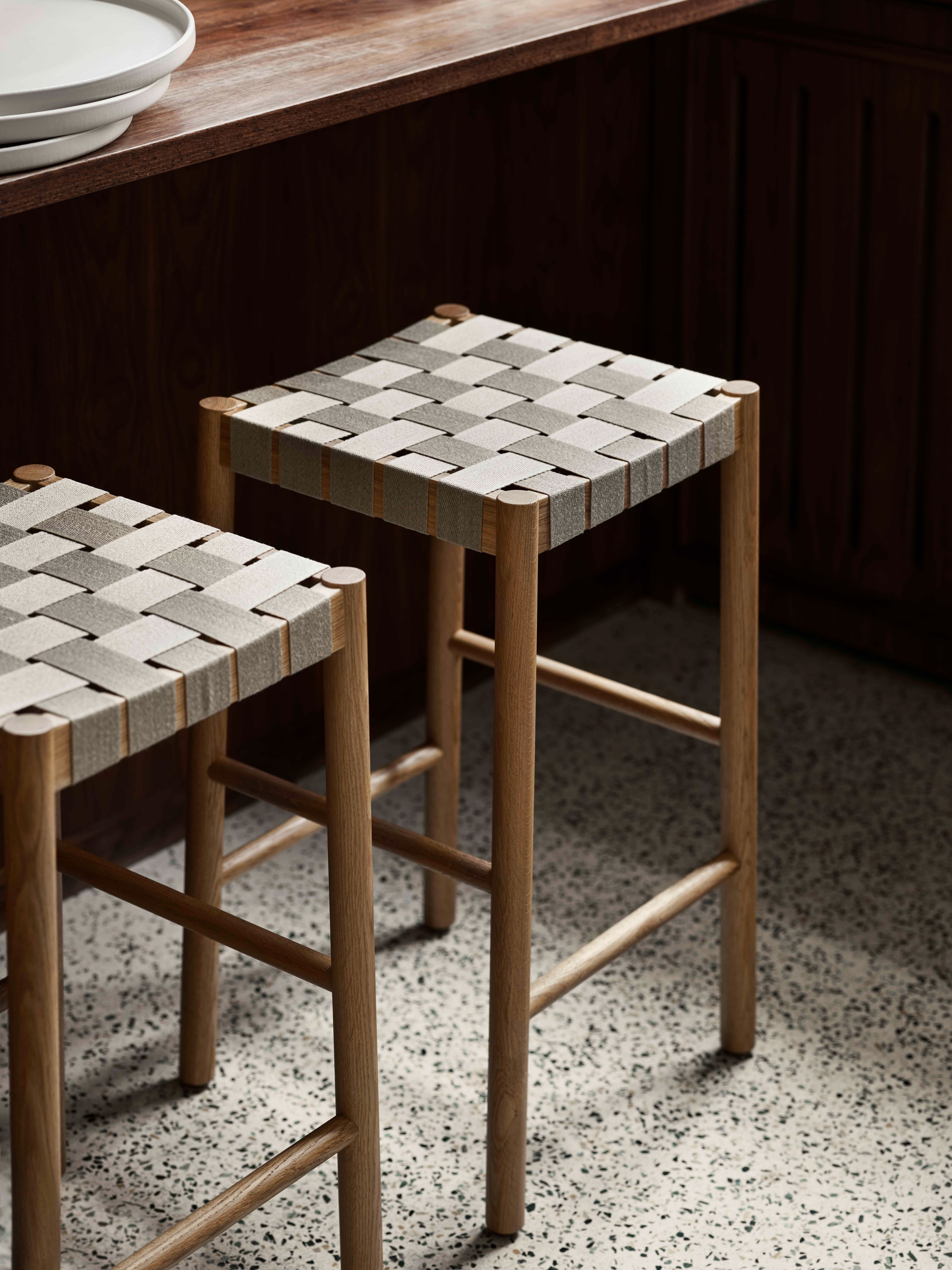 Hocker BETTY met beige geweven zitting en gerookt, geolied eikenhout