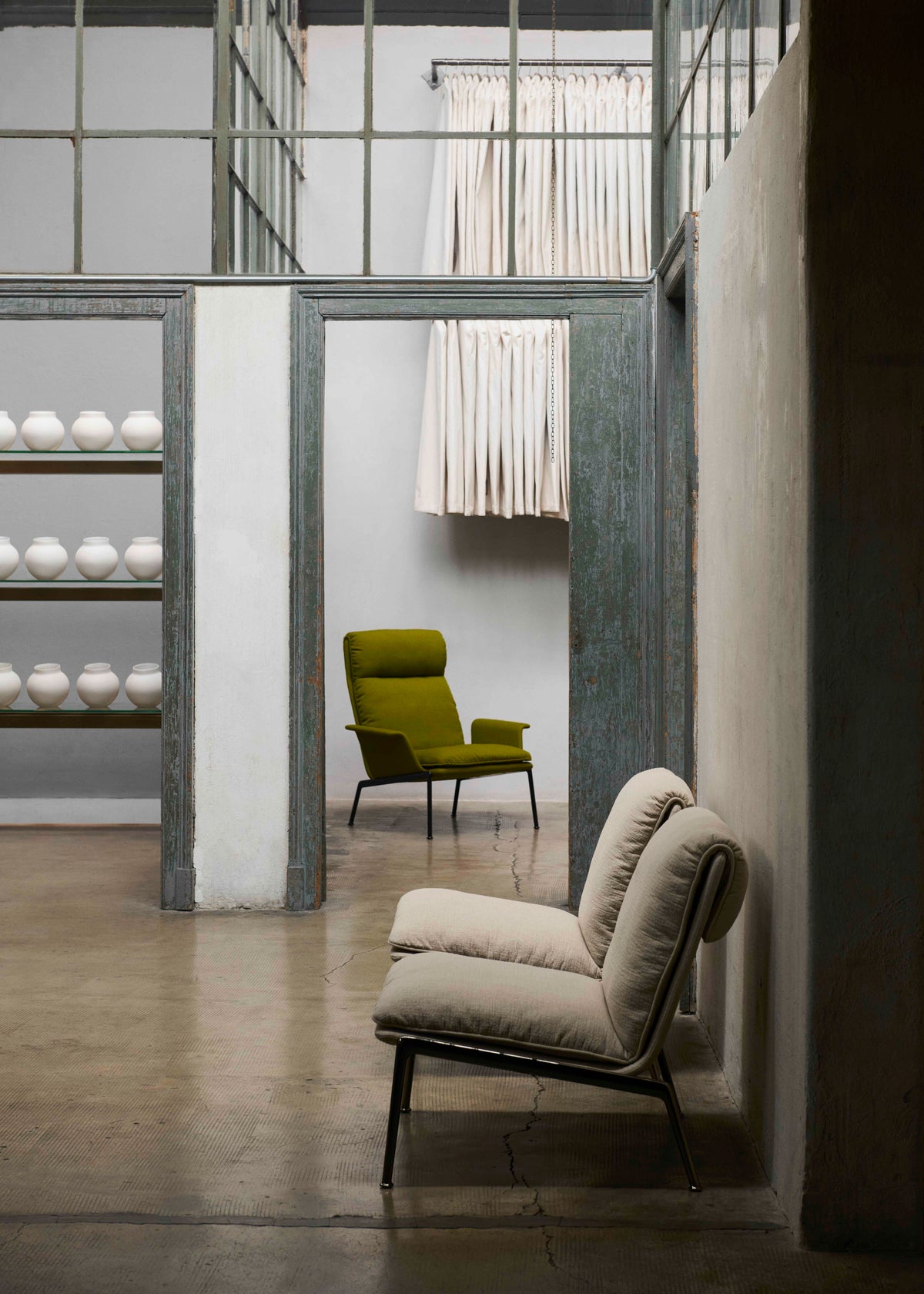 Fauteuil MUNO LN18 gestoffeerd met een zwarte basis