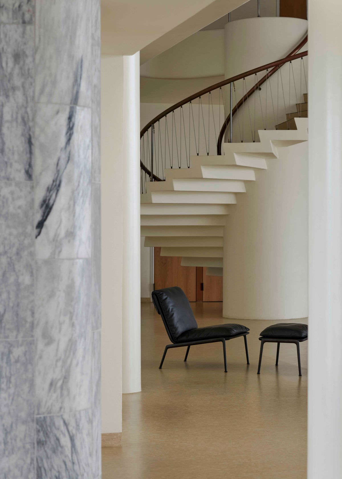 Fauteuil MUNO LN18 gestoffeerd met een zwarte basis