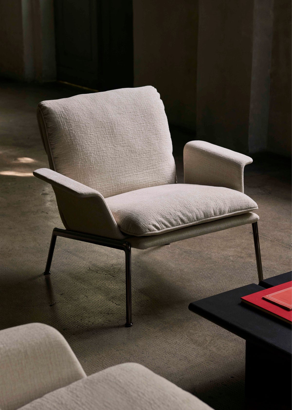 Fauteuil MUNO LN19 gestoffeerd met een zwarte basis