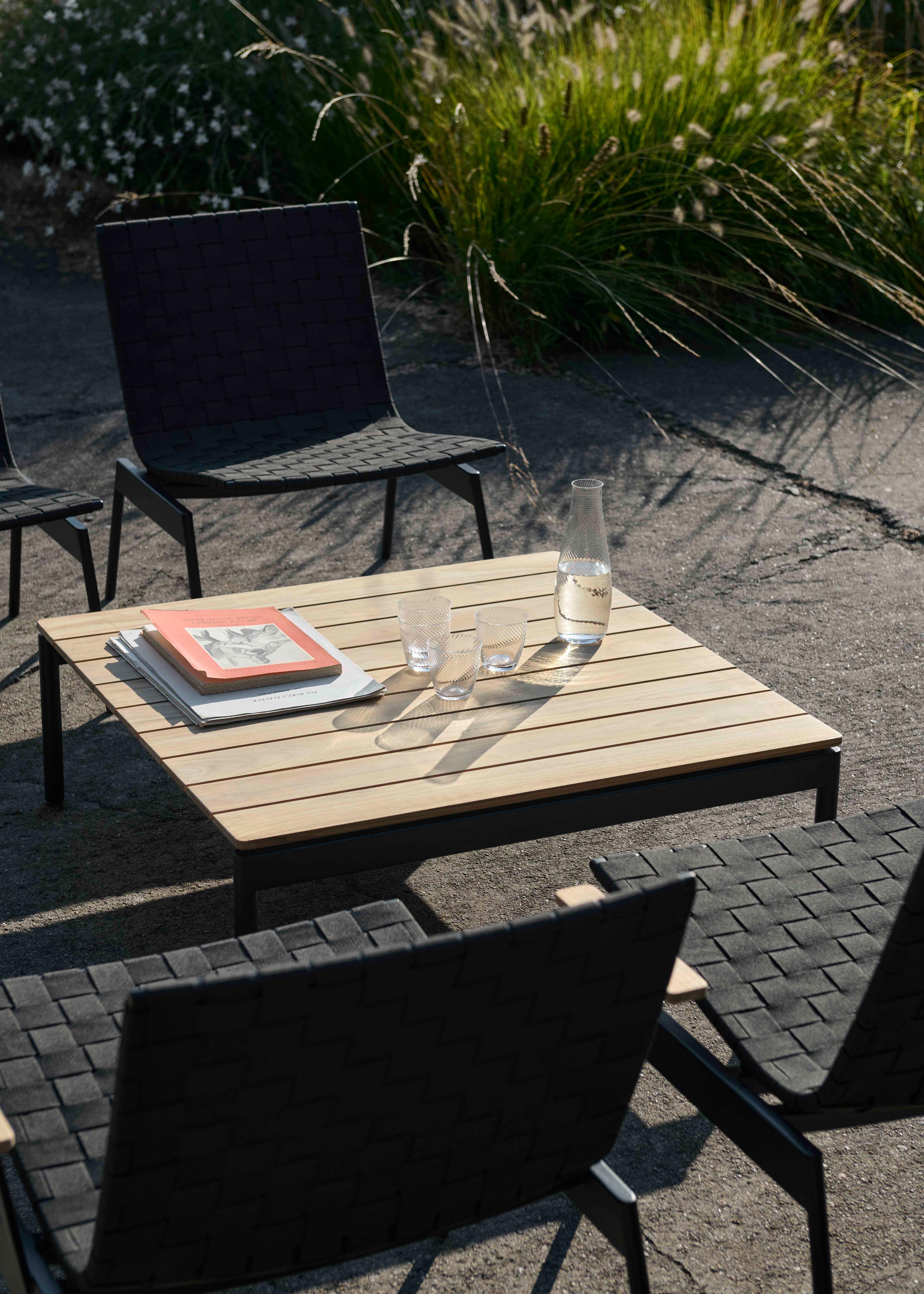 Buiten koffietafel VILLE AV50 teakhout met donkergroene basis