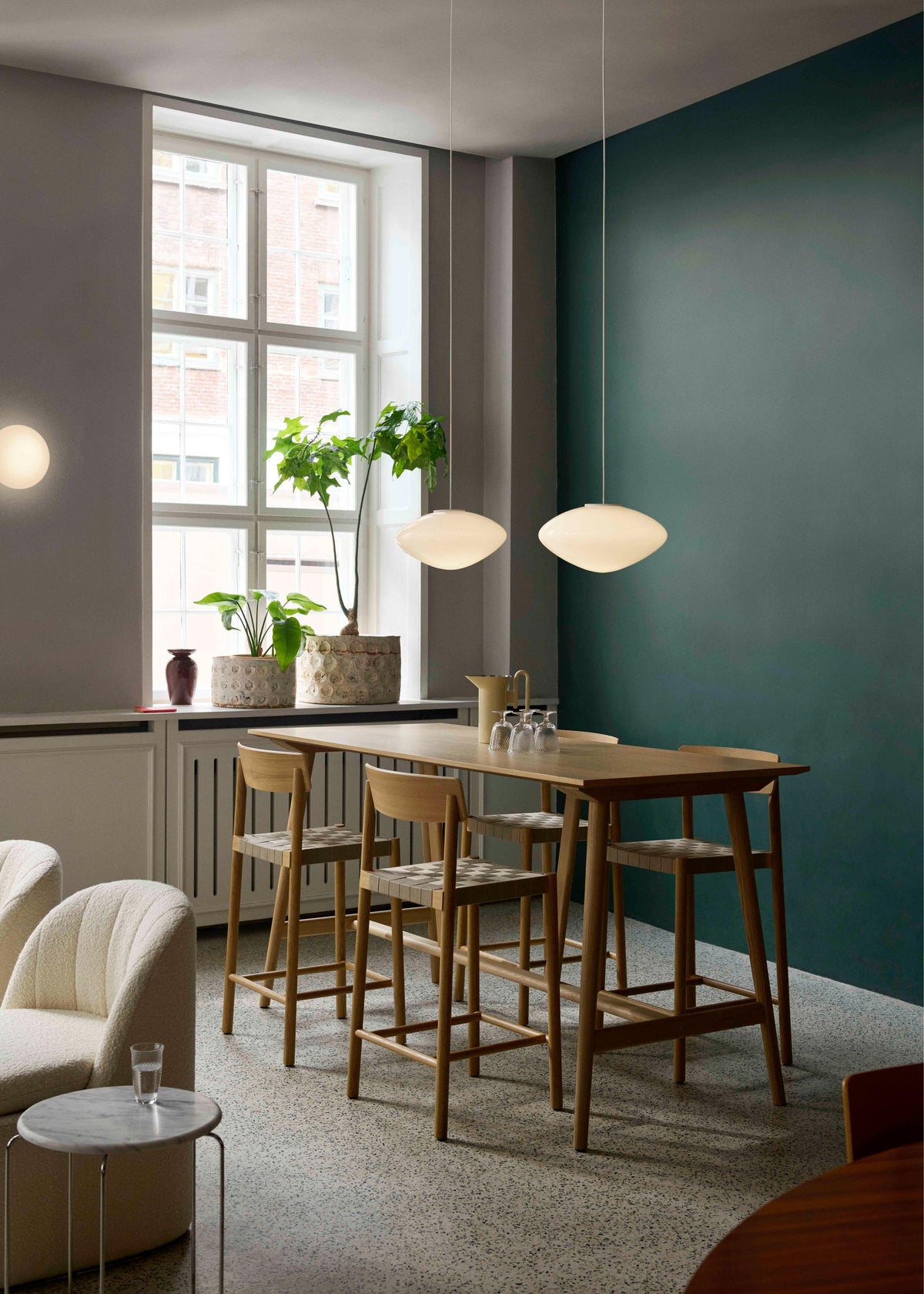Hocker BETTY beige geweven zitting met gerookt geolied eiken