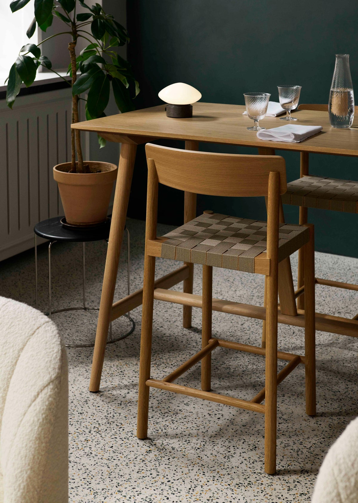Hocker BETTY beige geweven zitting met gerookt geolied eiken