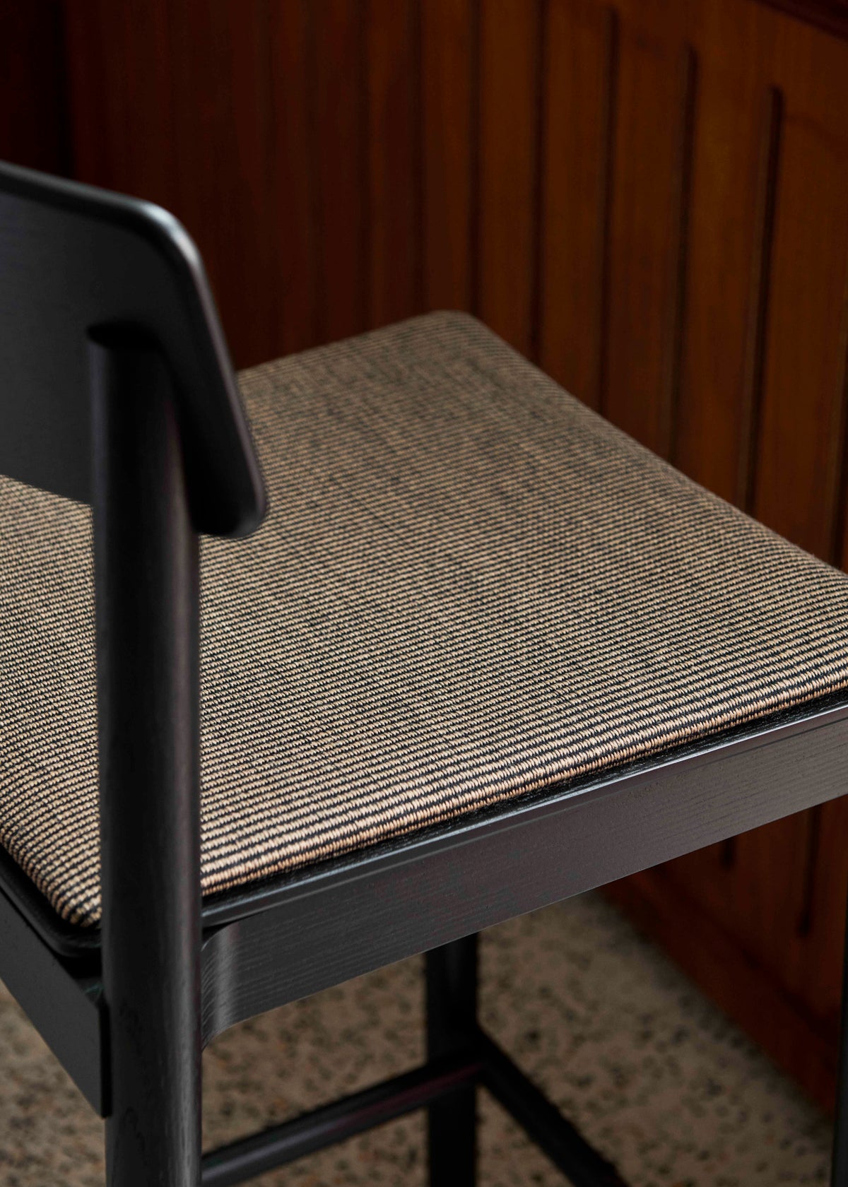 Hocker BETTY zwart gelakt esdoorn met een gestofferde zitting