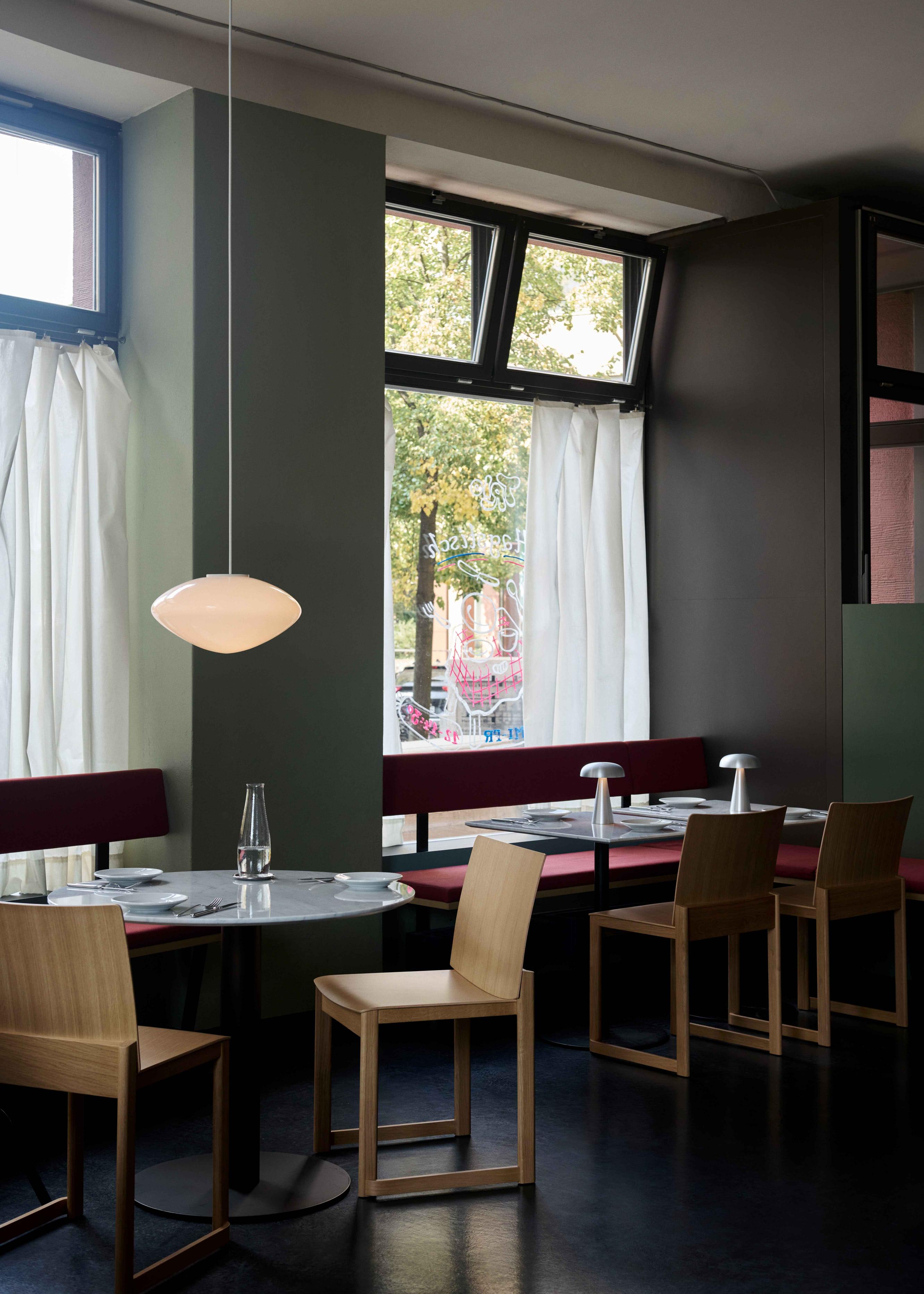 Café tafel IN BETWEEN SK16 zwart gelamineerd blad met een bruine basis