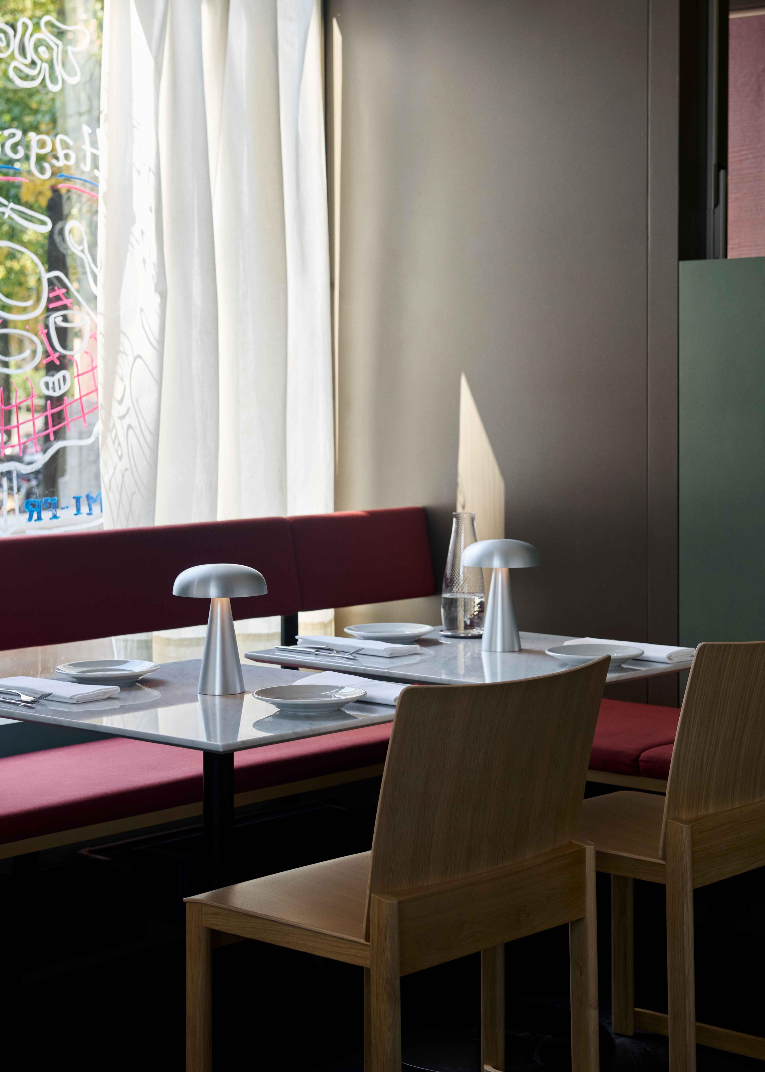 Café tafel IN BETWEEN SK16 zwart gelamineerd blad met een bruine basis