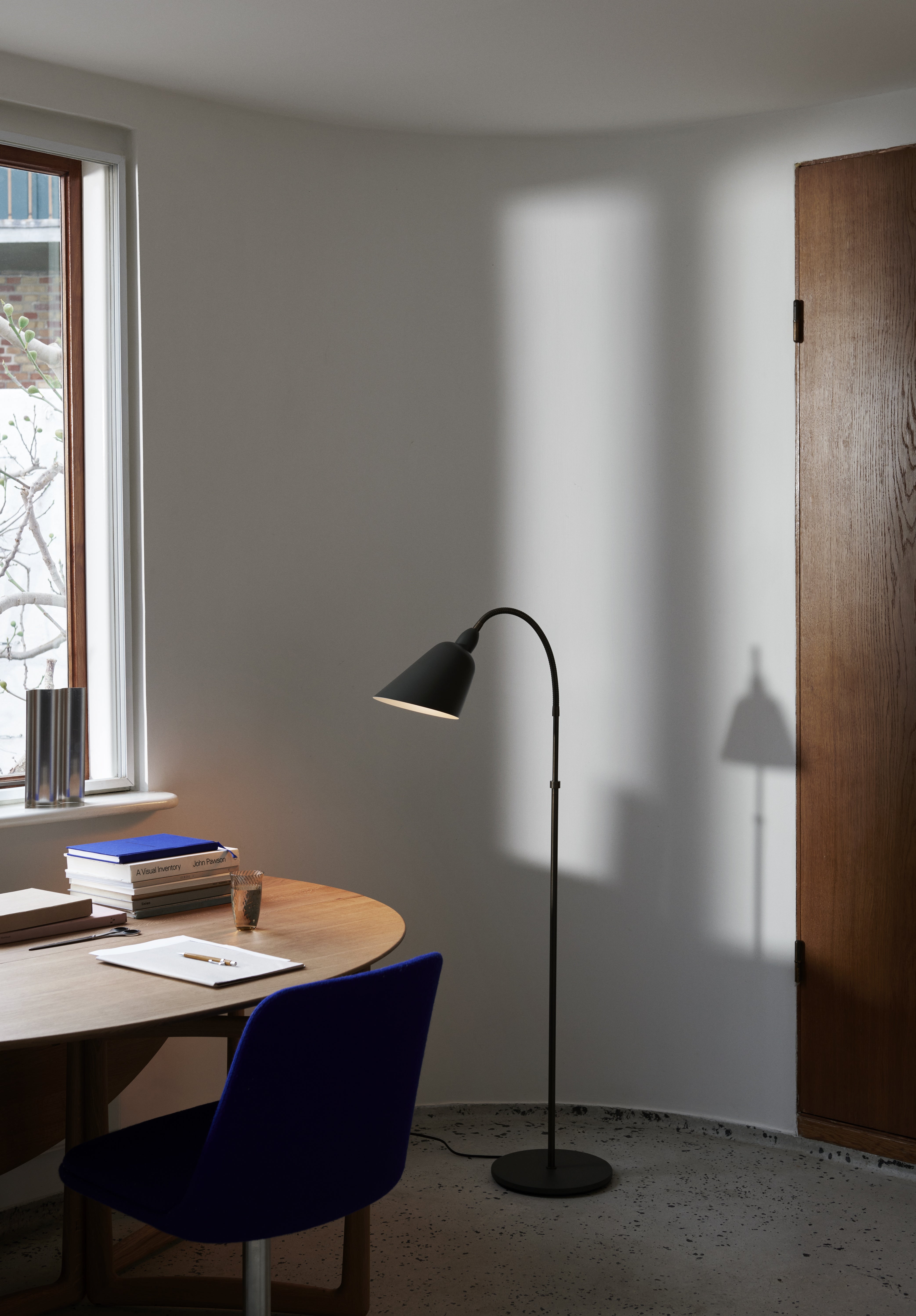 Vloerlamp BELLEVUE AJ7 wit met bruin messing voet