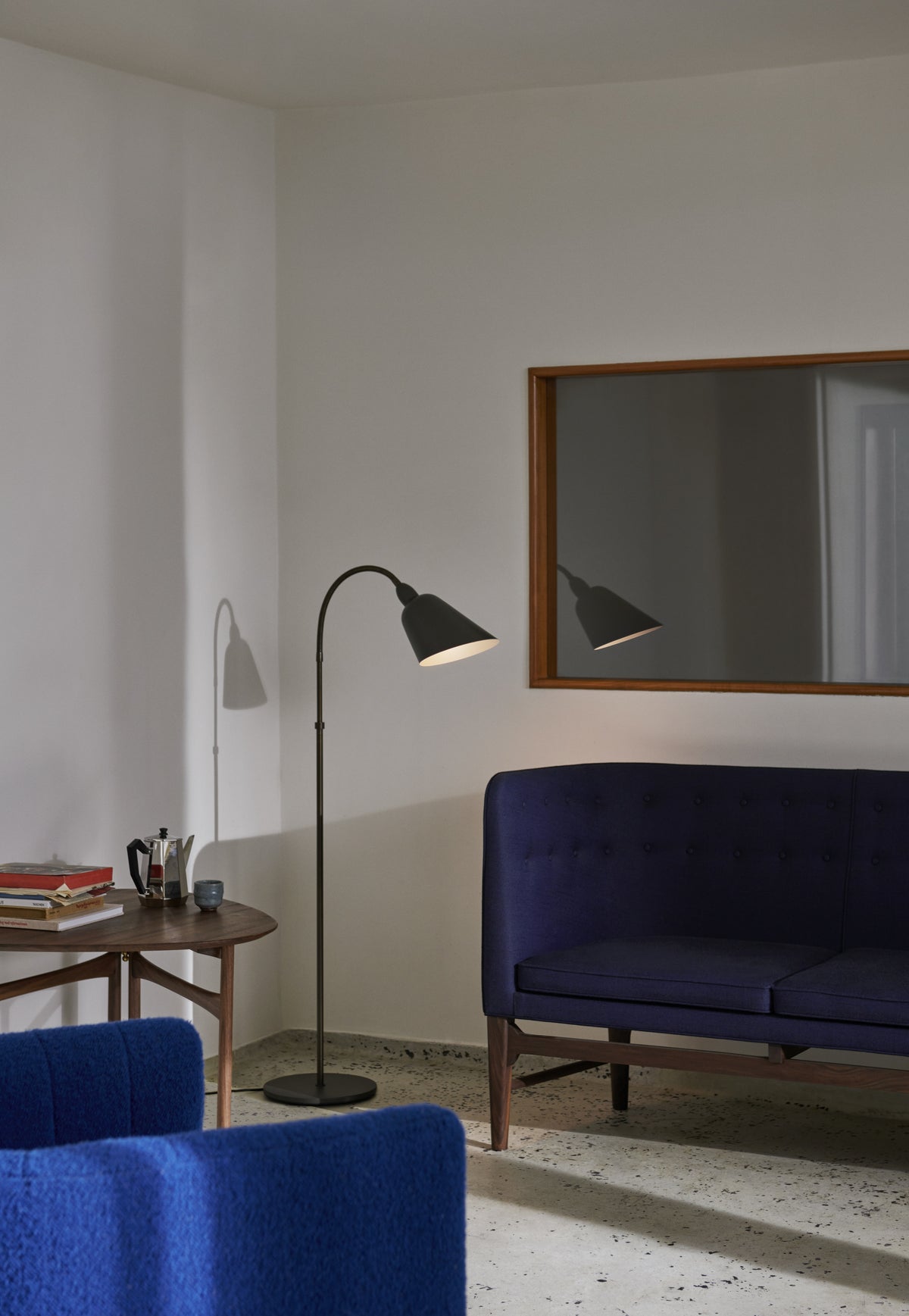 Vloerlamp BELLEVUE AJ7 wit met bruin messing voet