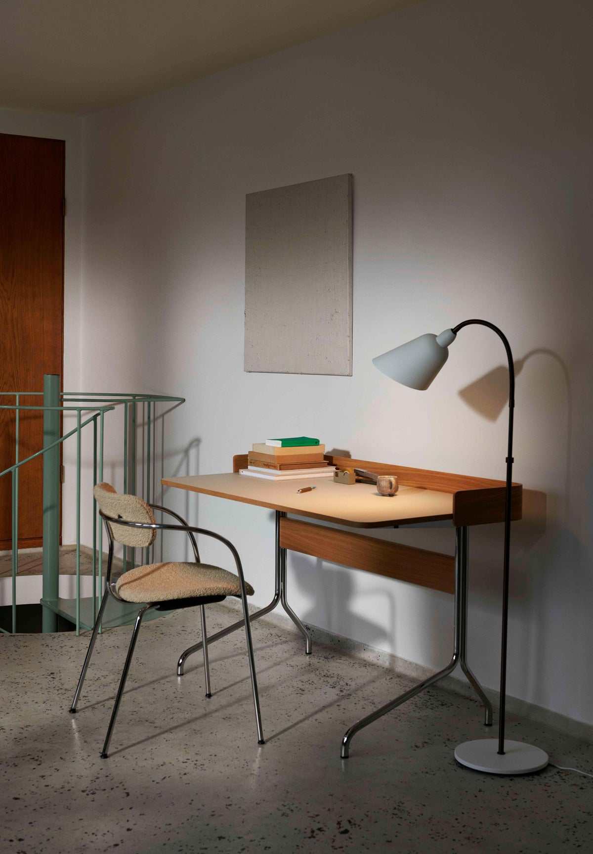 Bureau PAVILION met een beige linoleumblad, eiken afwerking en een stalen basis