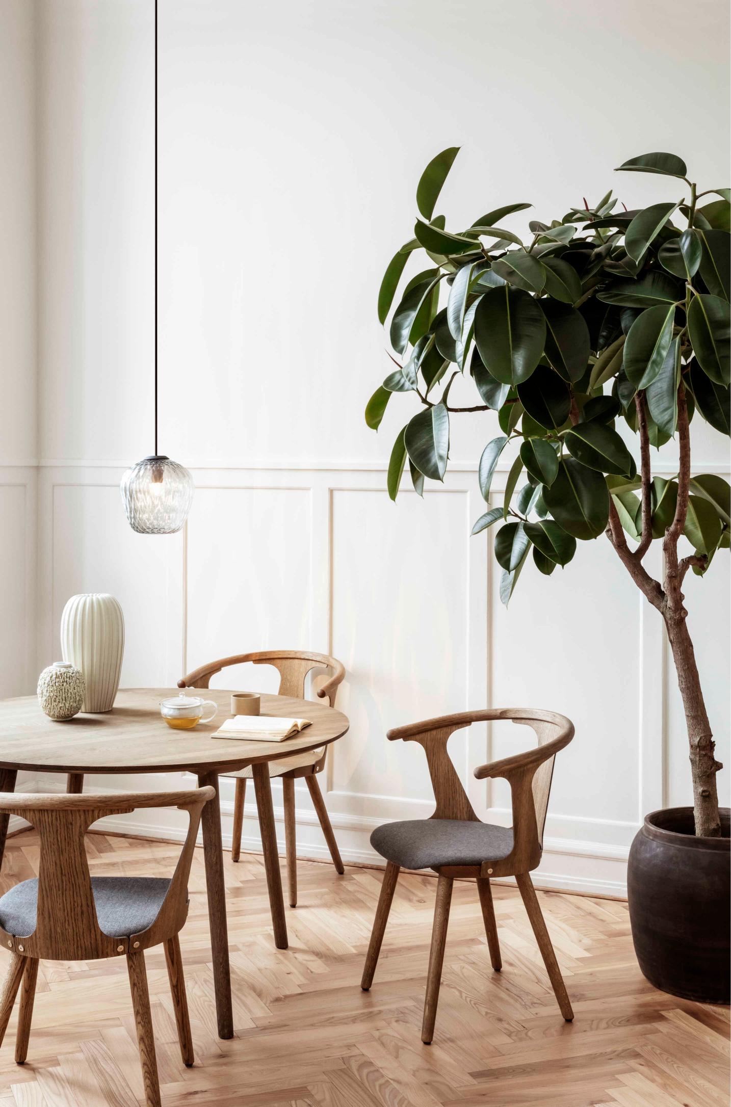 Ronde tafel IN BETWEEN geolied eiken