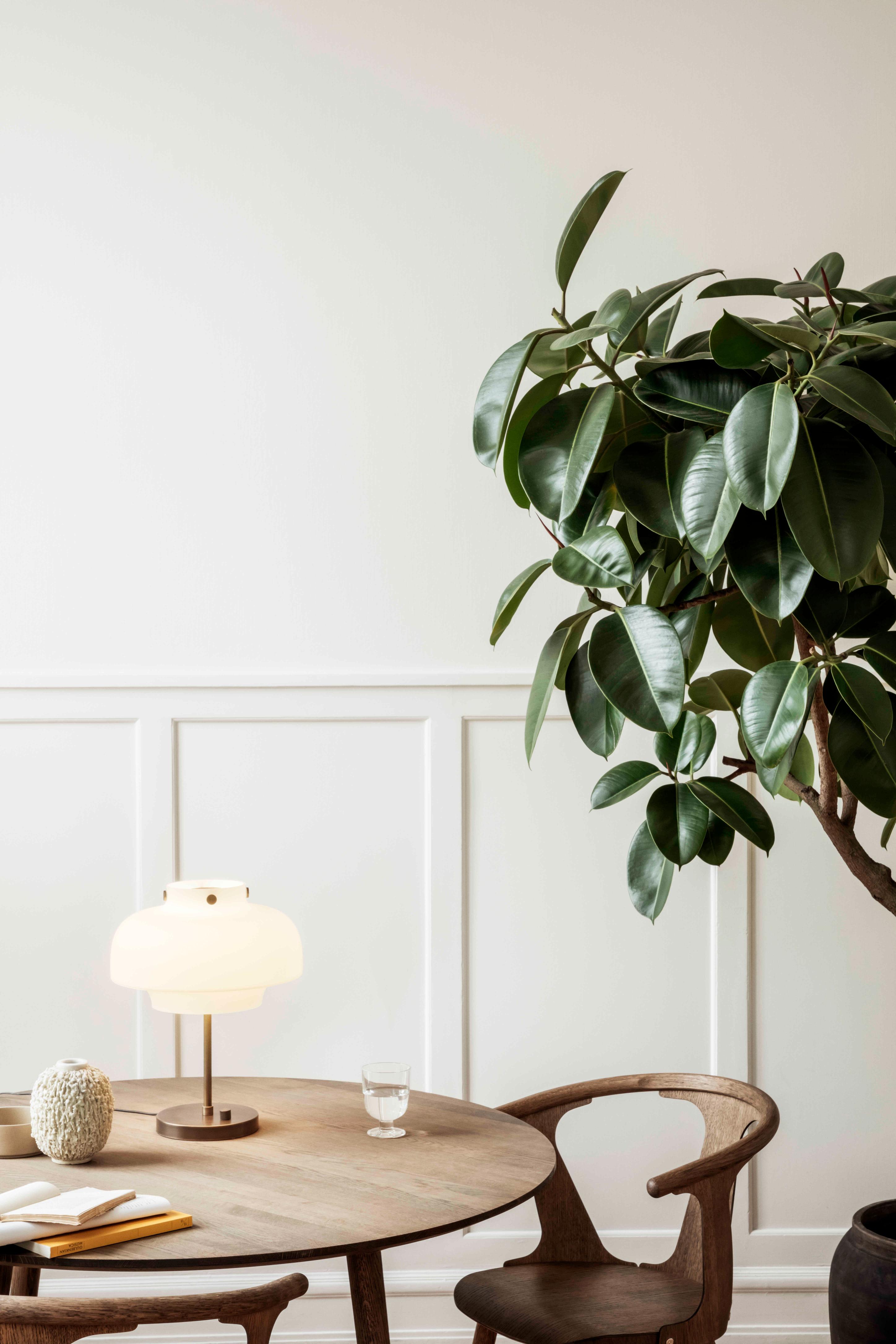 Ronde tafel IN BETWEEN geolied eiken