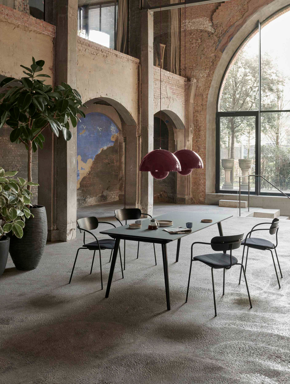 Fauteuil met armleuningen PAVILION AV11 gestoffeerd met een zwarte basis