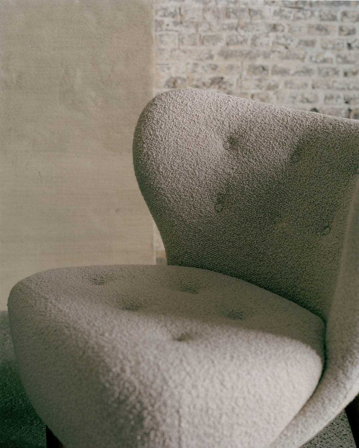 Fauteuil LITTLE PETRA VB1 gestoffeerd met een eiken basis
