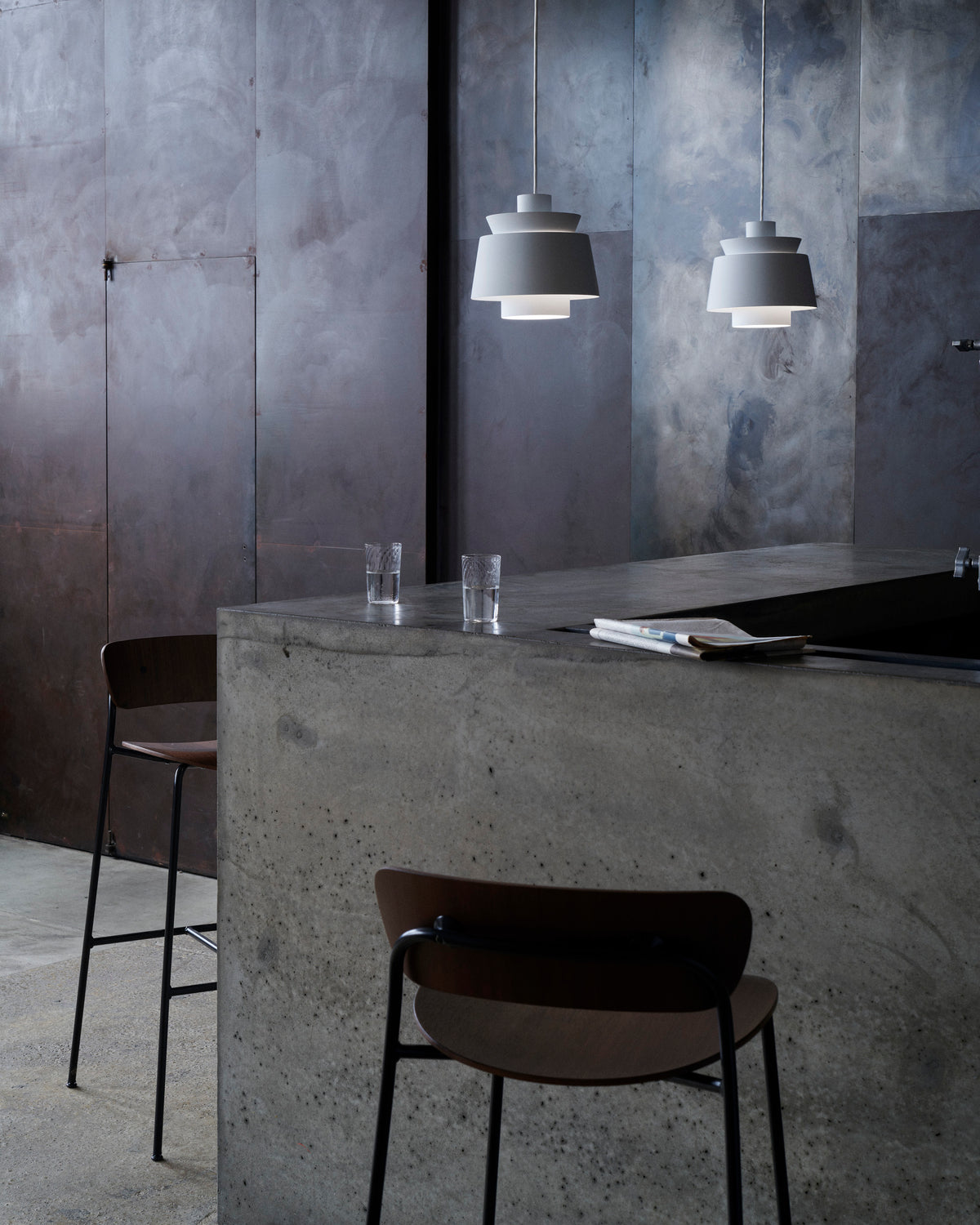 Hocker met rugleuning PAVILION gelakt eiken met een zwarte stalen basis