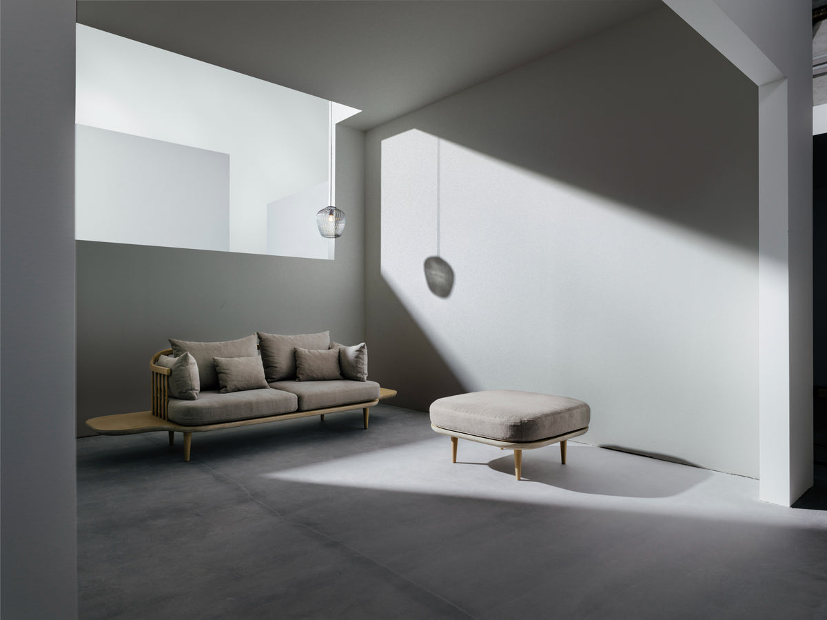 Sofa 3-zits FLY SC3 gestoffeerd met een gerookte eiken basis