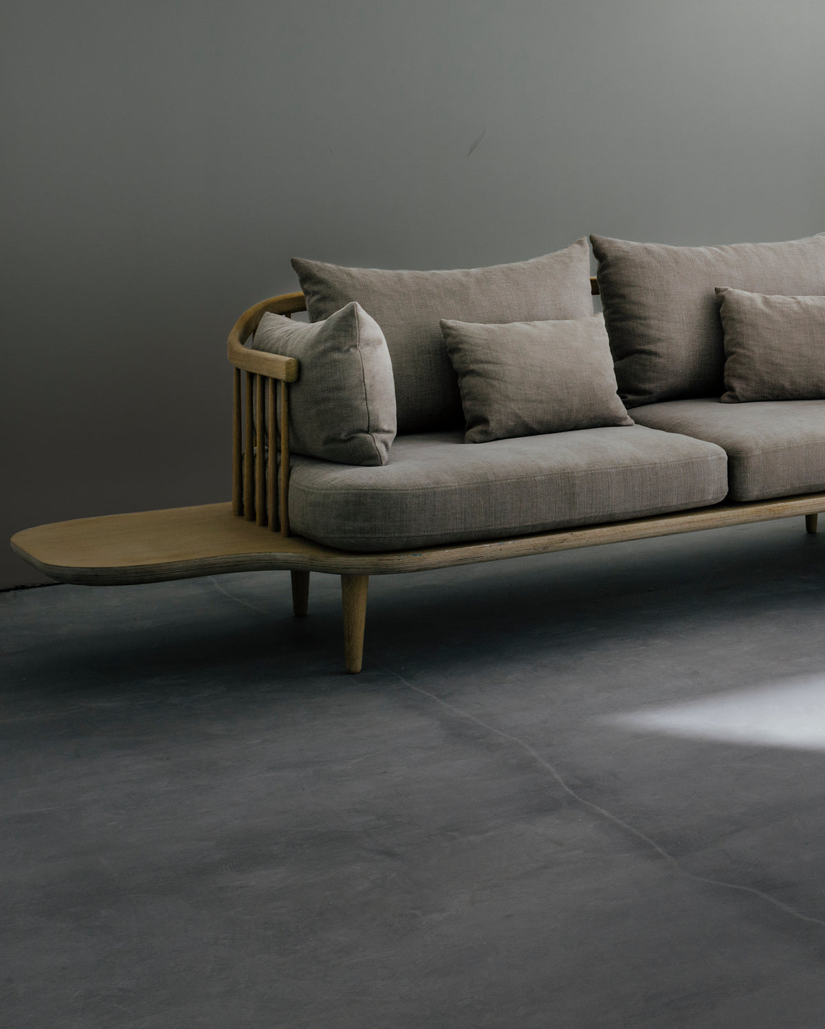 Sofa 3-zits FLY SC3 gestoffeerd met een gerookte eiken basis