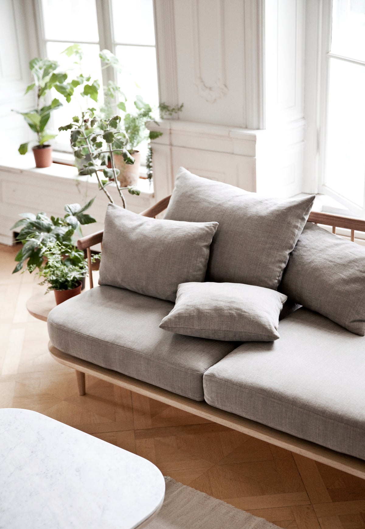 Sofa 3-zits FLY SC3 gestoffeerd met een gerookte eiken basis