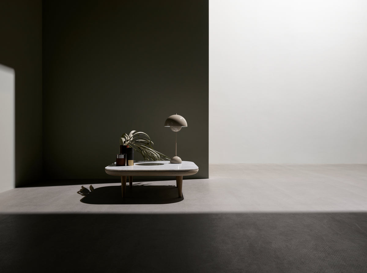 Vloerlamp FLY met wit marmeren blad en eiken basis