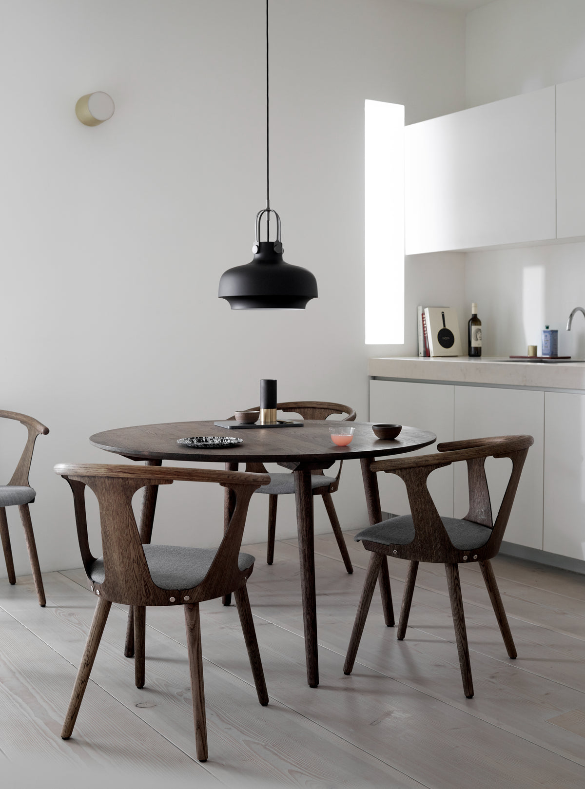 Stoel IN BETWEEN SK2 geolied notenhout met gestoffeerde zitting
