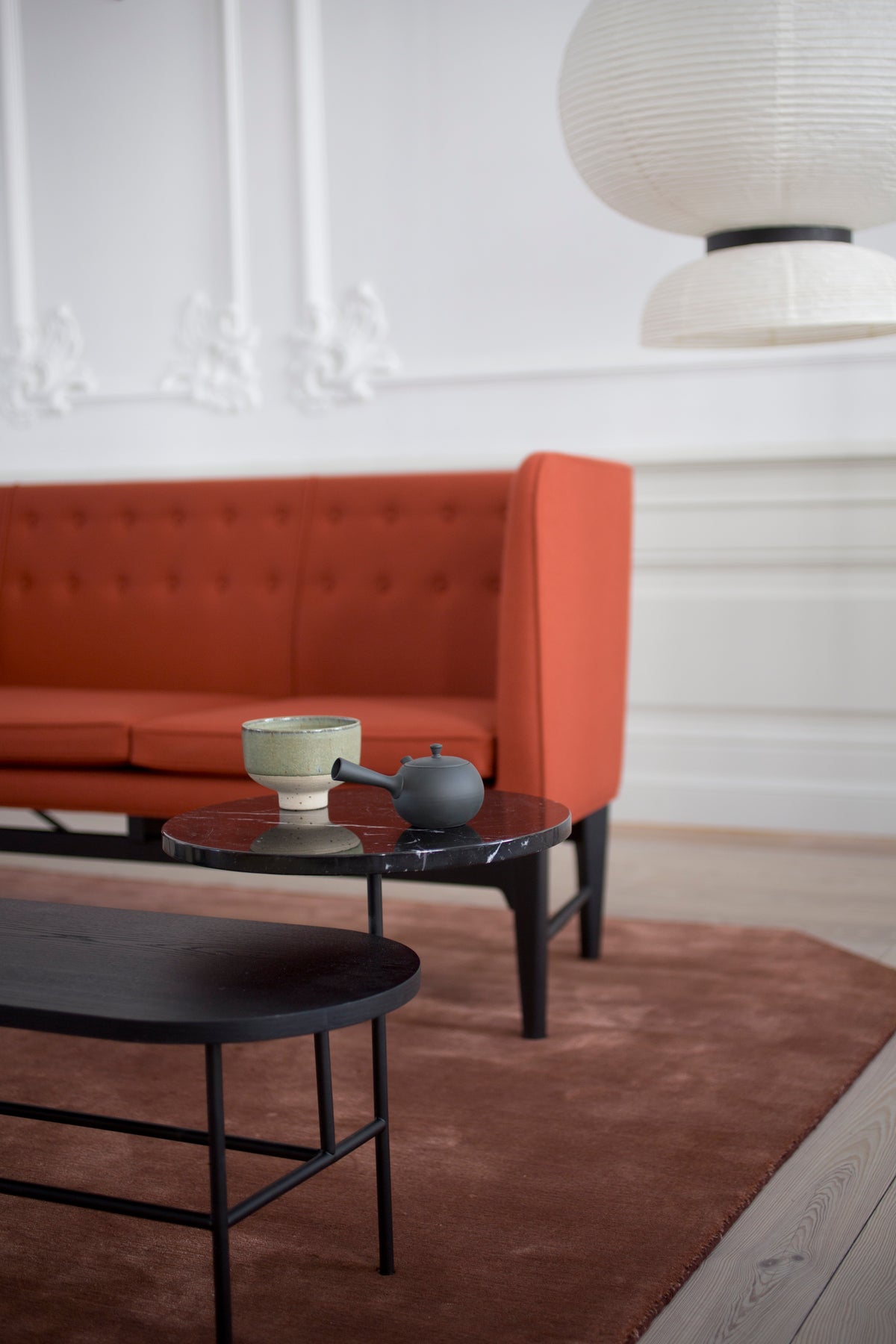Palette JH7 salontafel zwart gelakt esdoornfineer met een zwarte stalen basis
