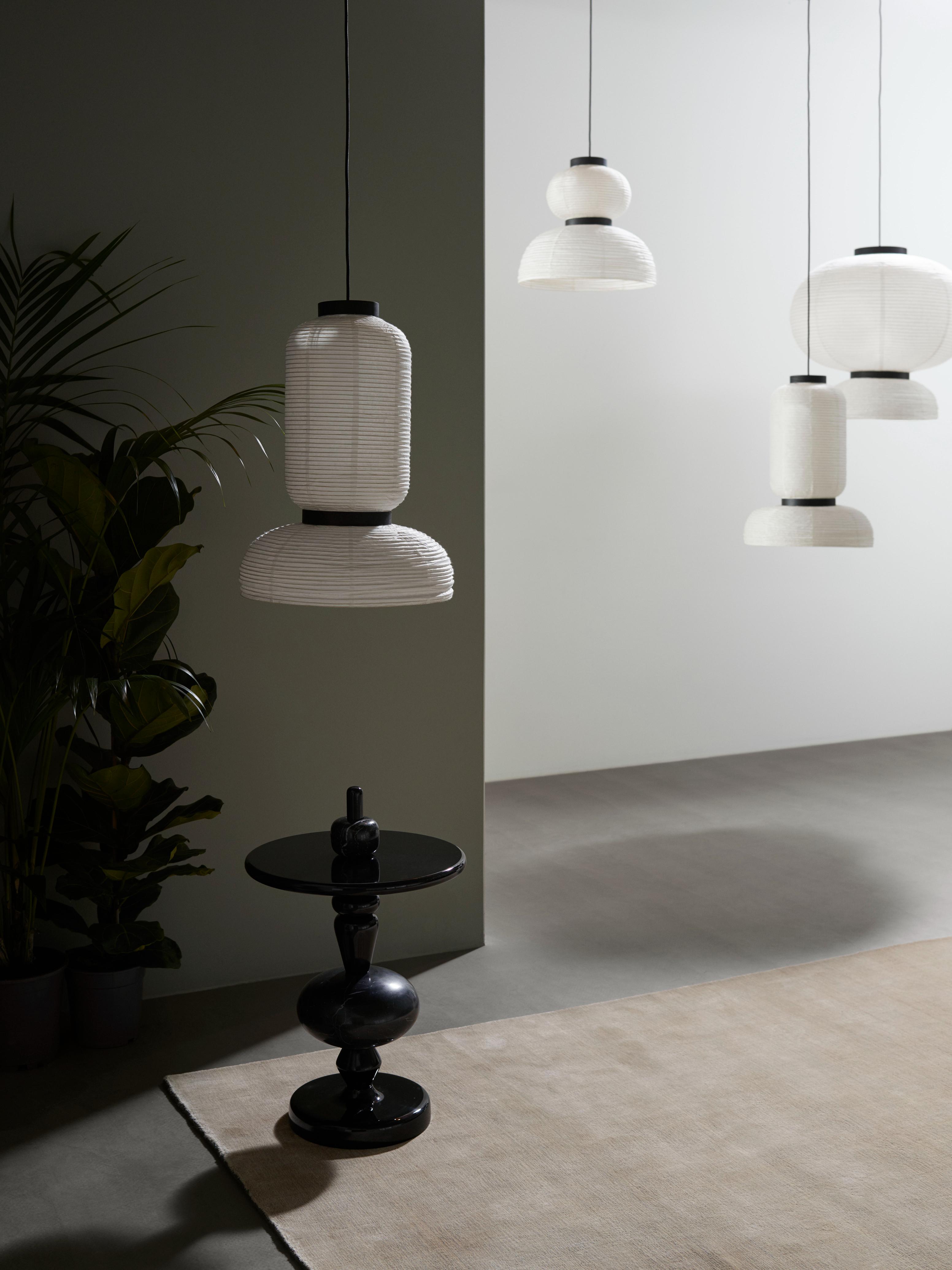 Hanglamp FORMAKAMI JH4 met witte papieren kap en zwart eiken afwerking