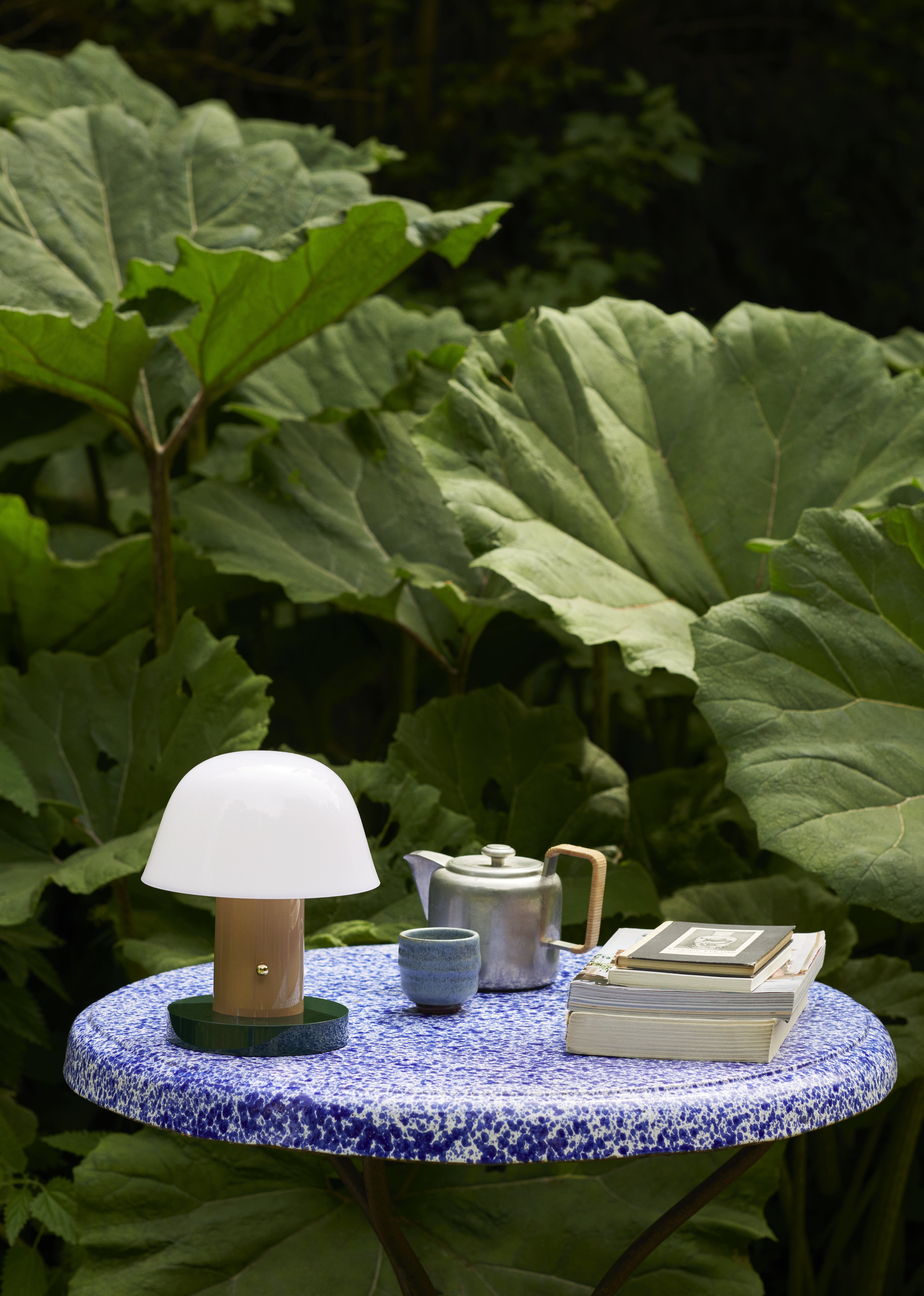 Draagbare lamp SETAGO JH27 met een crèmekleurige kap en een beige-groene voet.