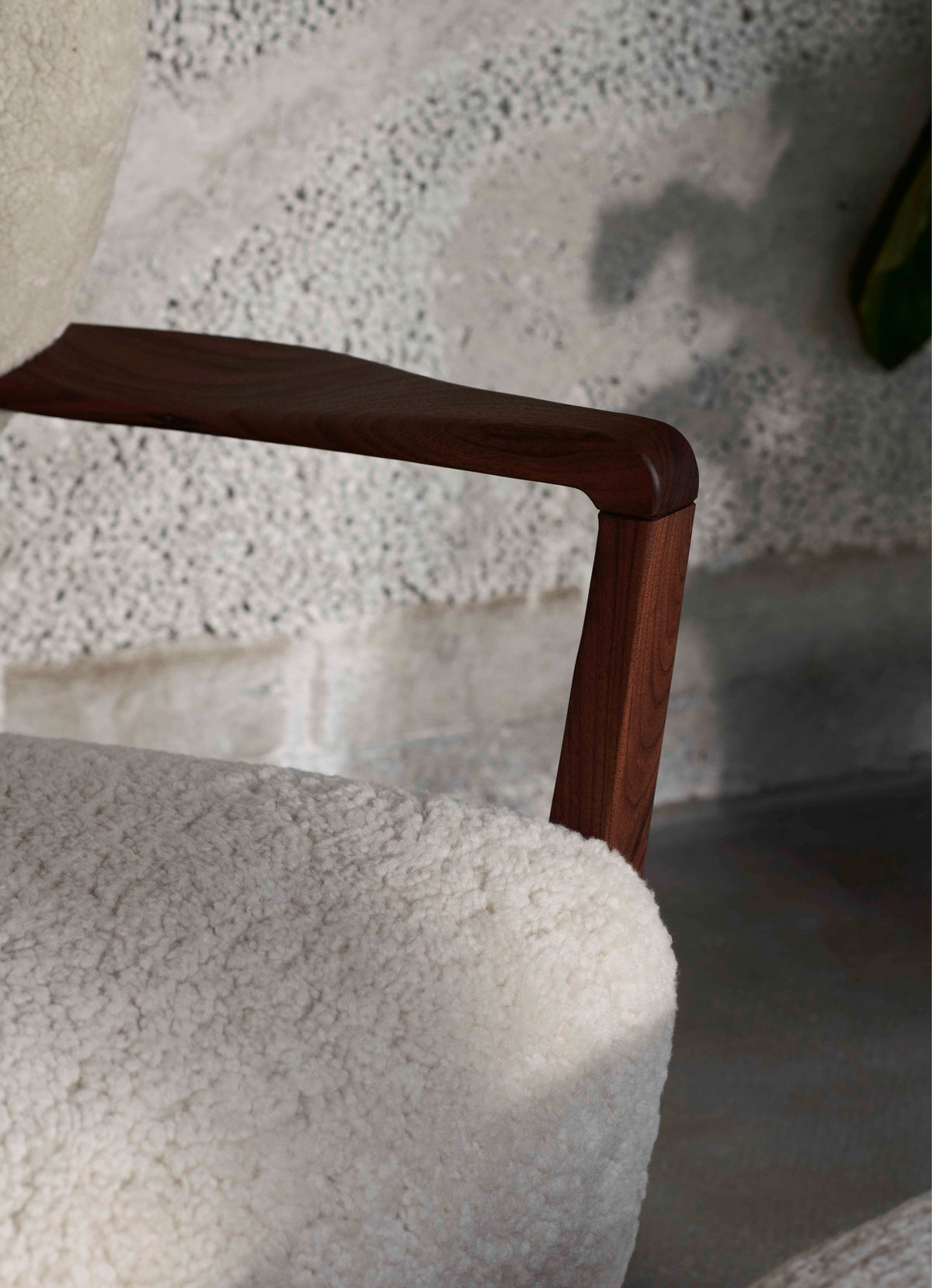 WULFF ATD2 fauteuil gestoffeerd met een notenhouten basis